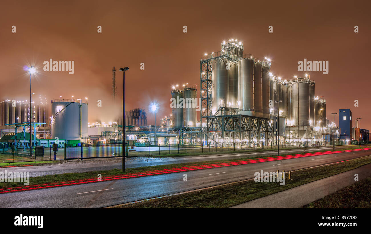 Scène de nuit éclairée avec l'usine de production pétrochimique, Anvers, Belgique. Banque D'Images
