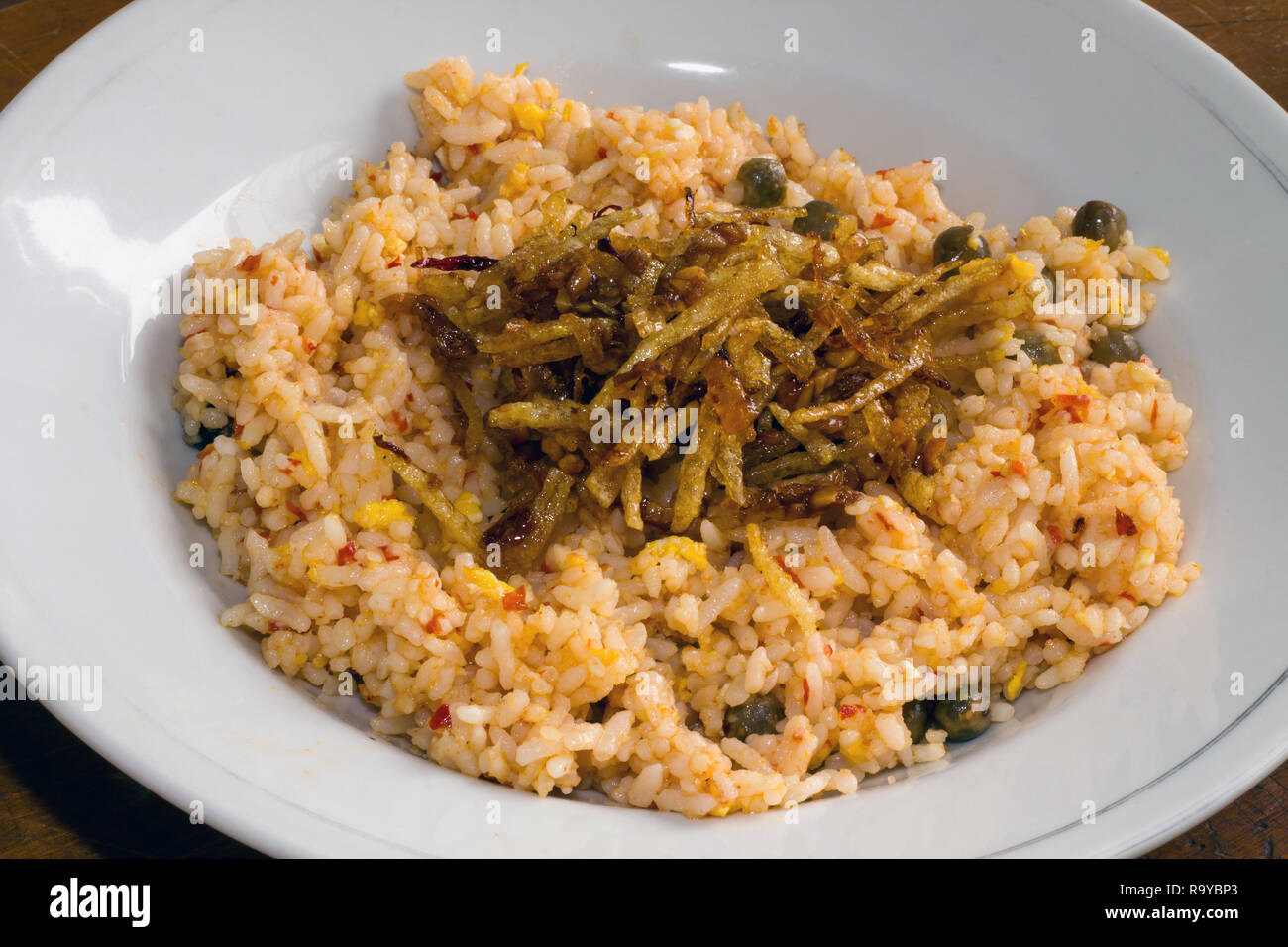 Riz frit délicieux prêt à manger pour le petit-déjeuner servi sur un plateau dans close up Banque D'Images