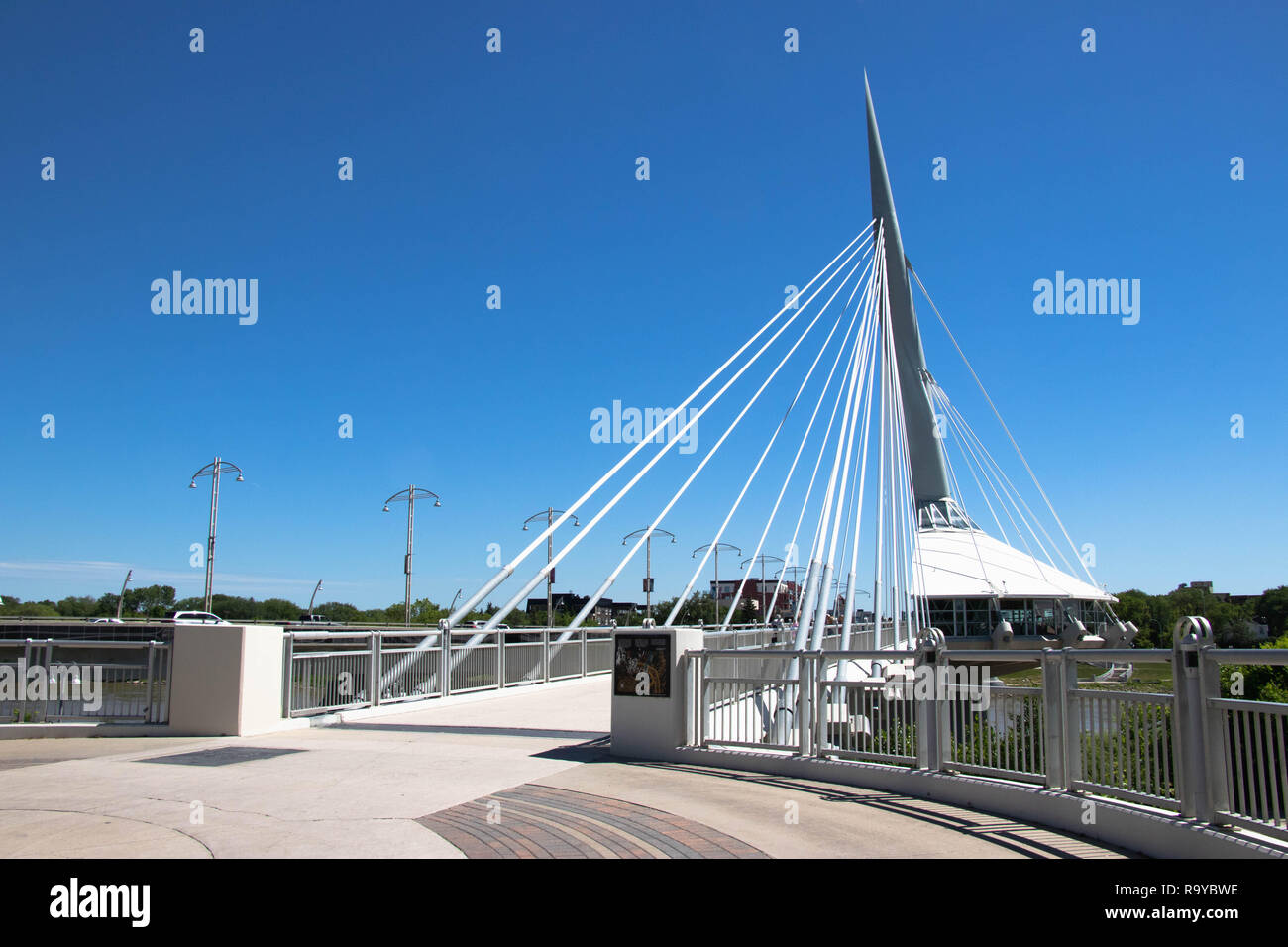 Provencher Pont sur la rivière Rouge - l'architecture moderne à Winnipeg, Manitoba, Canada Banque D'Images
