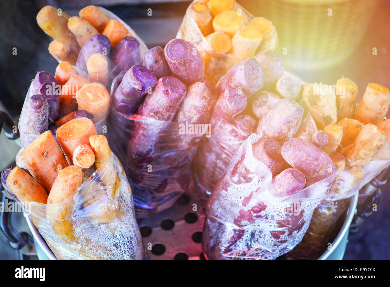 L'igname cuit à la patate douce et l'igname jaune/violet sur le vapeur "dans l'alimentation de rue selective focus Banque D'Images
