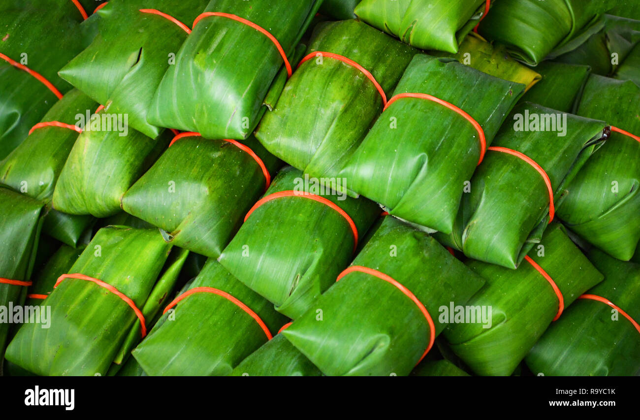L'alimentation et l'emballage des feuilles de banane dessert / Asie style dans la conservation des aliments biologiques paquet emballé feuilles de bananier Banque D'Images