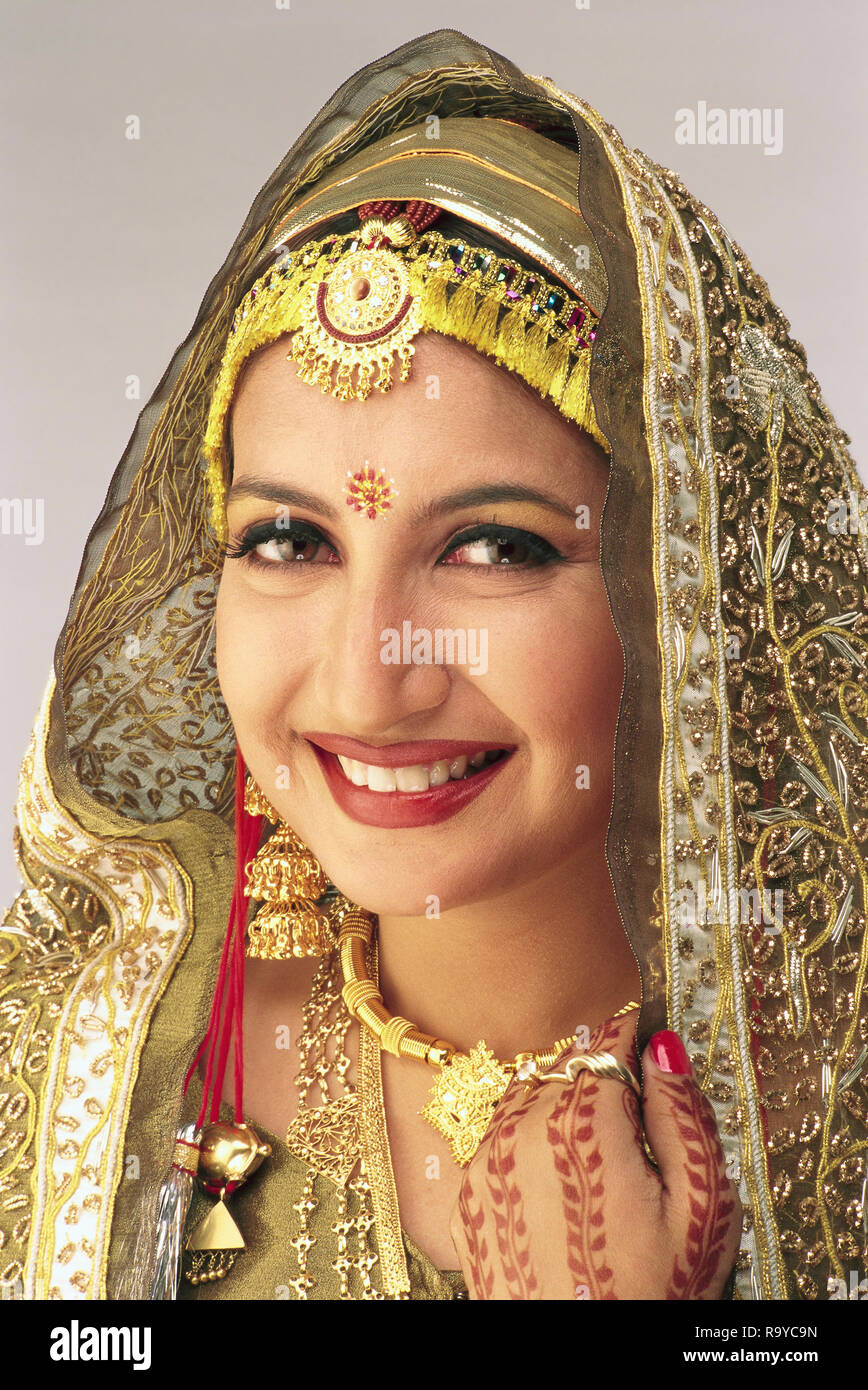 Le portrait d'une jeune mariée KASHMIRI HINDOUS PORTANT UN SAREE TRADITIONNEL ET DES BIJOUX D'OR Banque D'Images