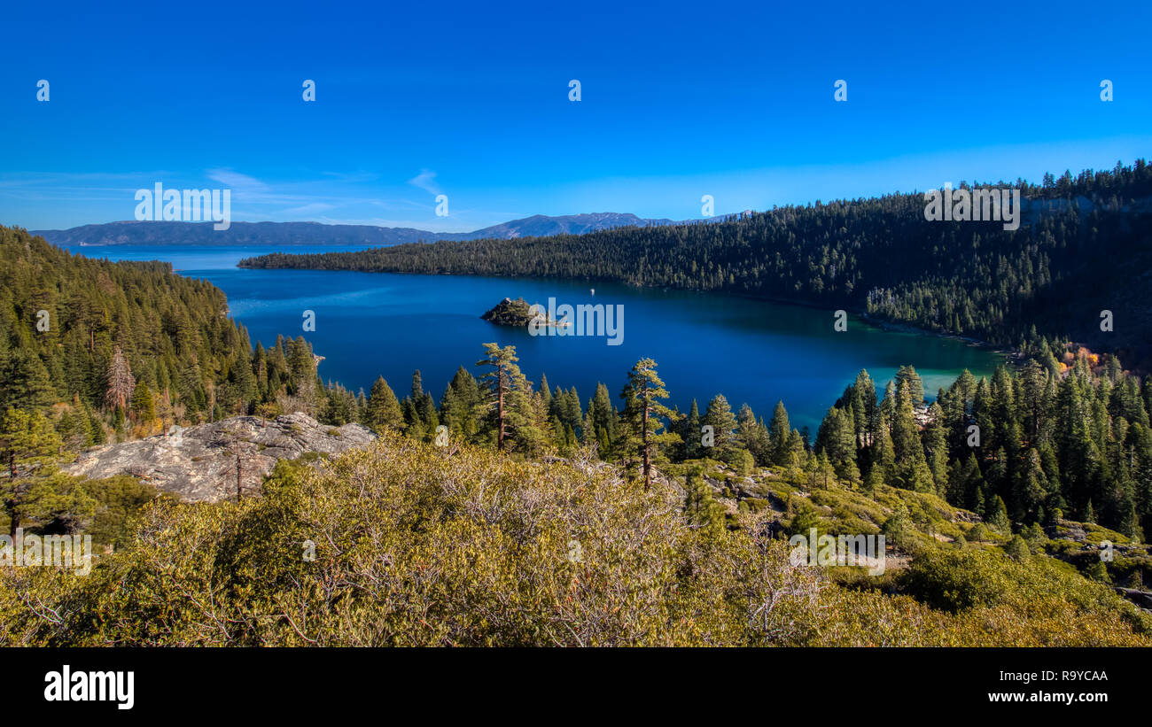 Magnifique vue panoramique sur la baie d'Émeraude et Fannette Island à partir d'un un panorama à Emerald Bay State Park, South Lake Tahoe, en Californie Banque D'Images