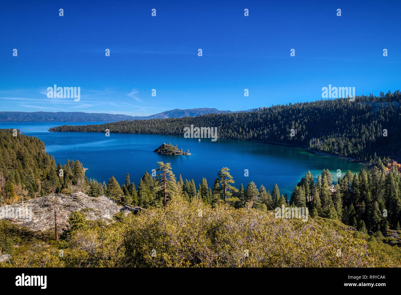 Magnifique vue panoramique sur la baie d'Émeraude et Fannette Island à partir d'un un panorama à Emerald Bay State Park, South Lake Tahoe, en Californie Banque D'Images