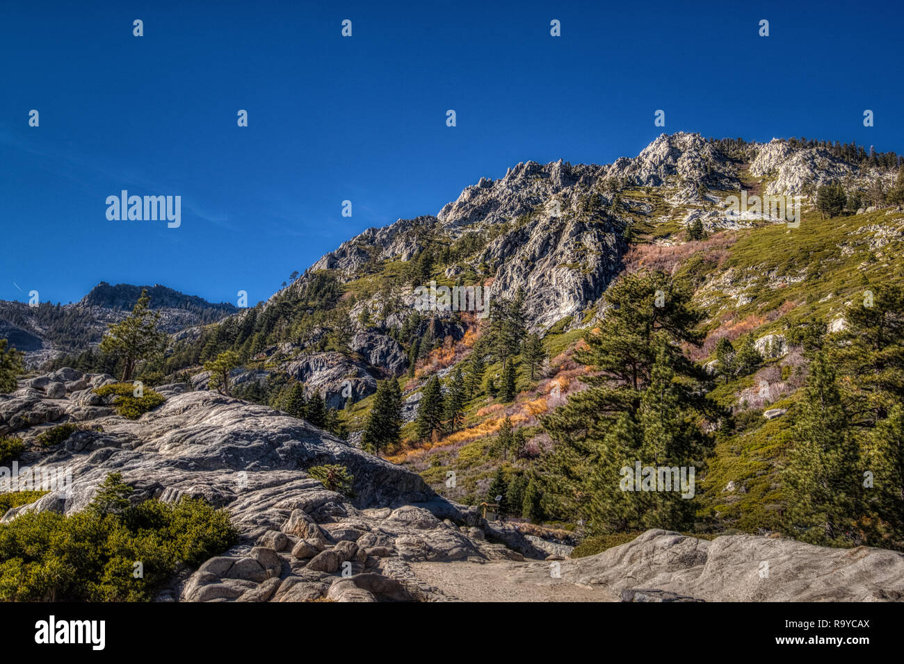 Superbe vue sur le pic de Jake s'élevant au-dessus de la baie Emerald Emerald Bay State Park, South Lake Tahoe, en Californie Banque D'Images