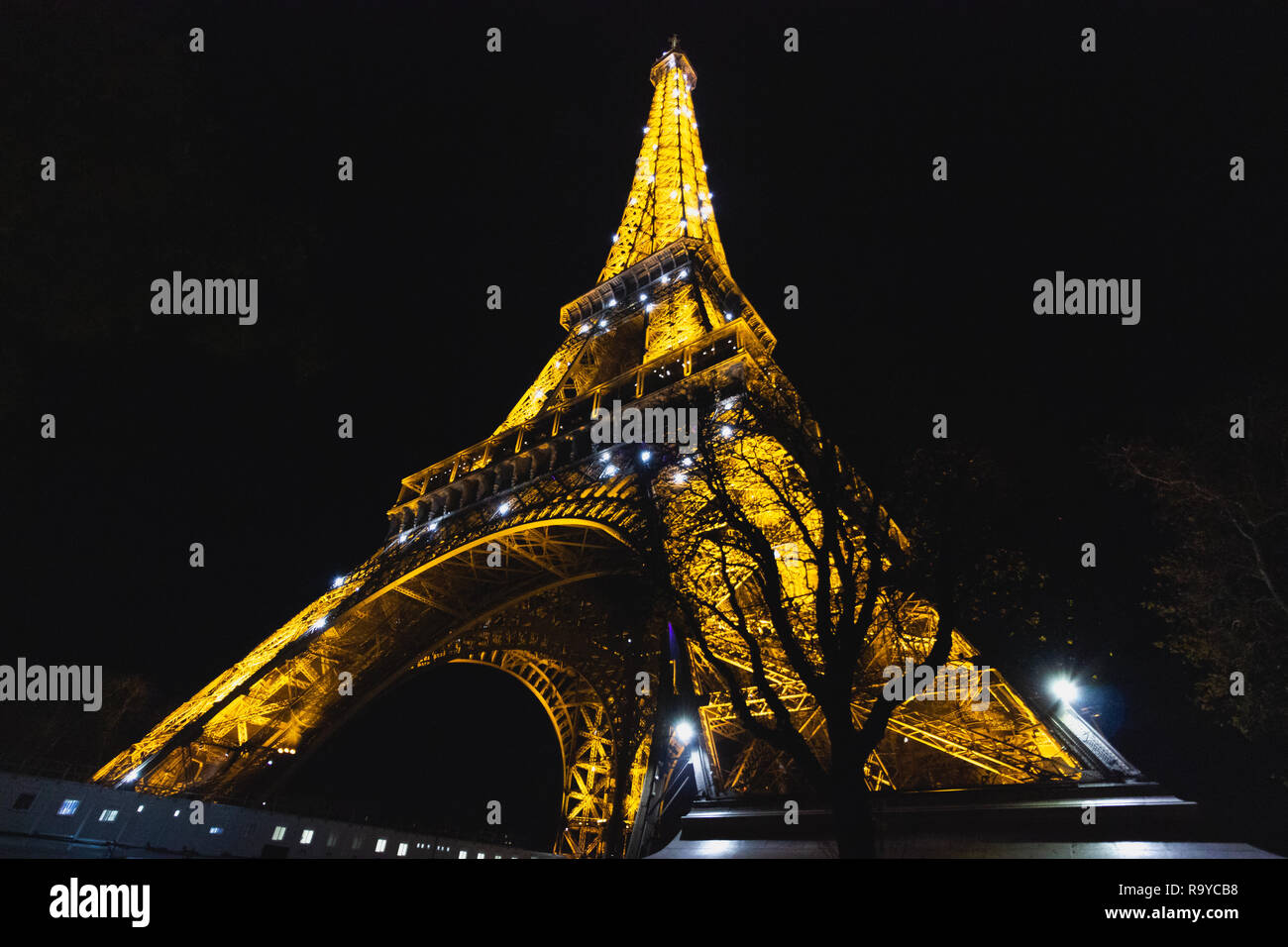 Low angle view of Tour Eiffel de nuit avec des lumières stroboscopiques, Paris, France Banque D'Images