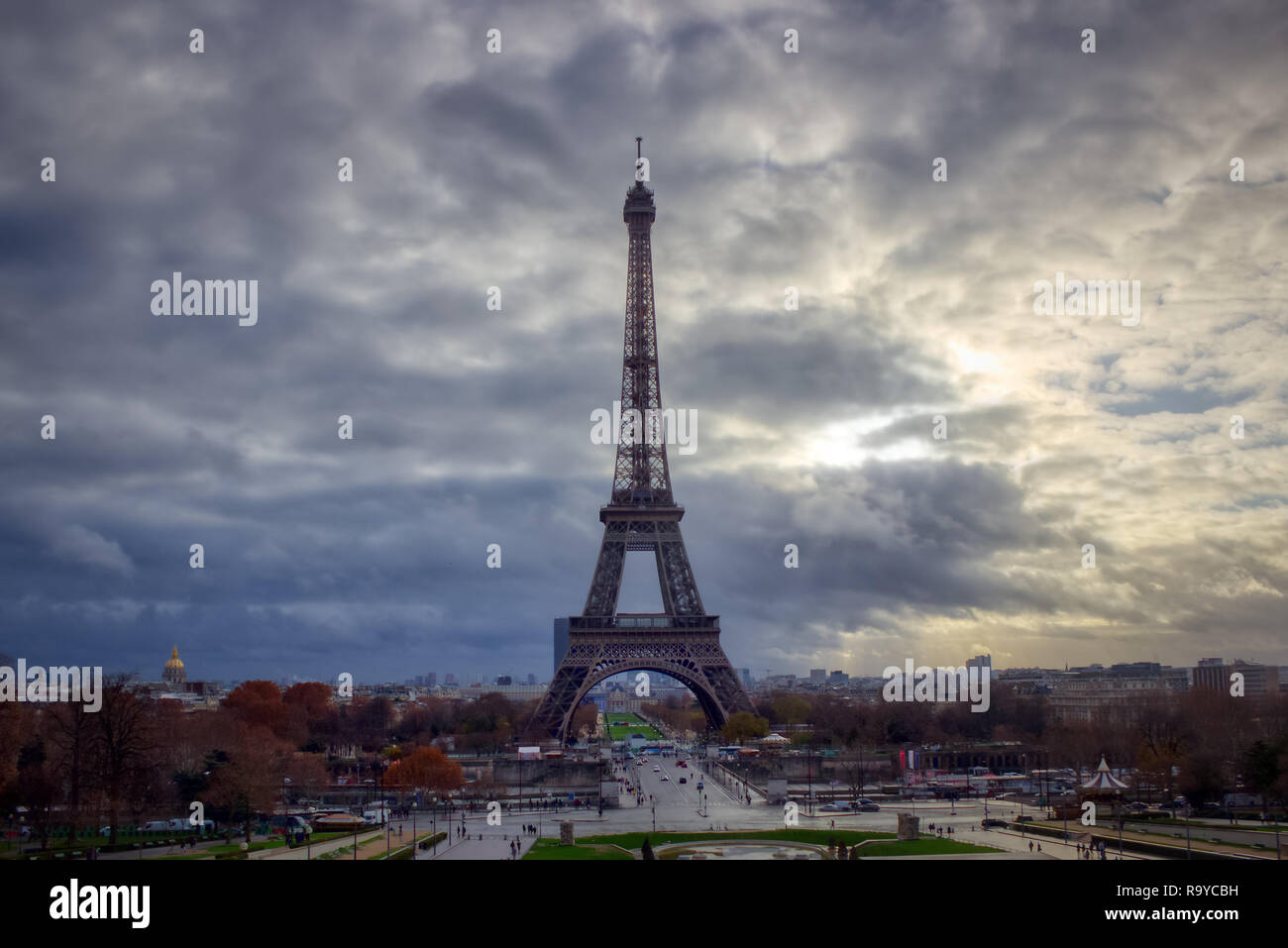 Vue imprenable de la Tour Eiffel Trocadéro Gardens sur une journée d'automne nuageux avec ciel dramatique, Paris, France Banque D'Images
