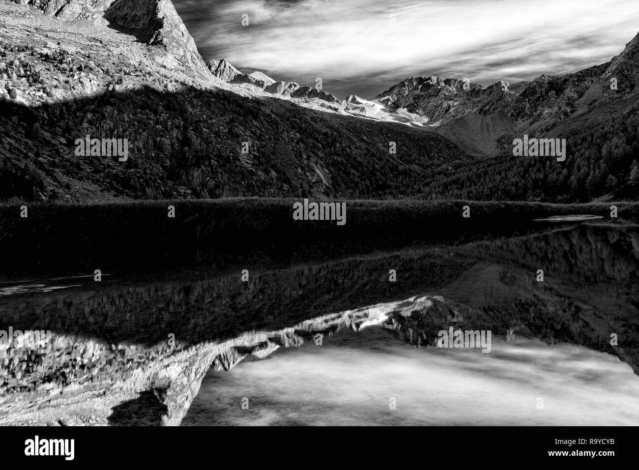 Les réflexions dans les Alpes, Val Masino, Italie Banque D'Images