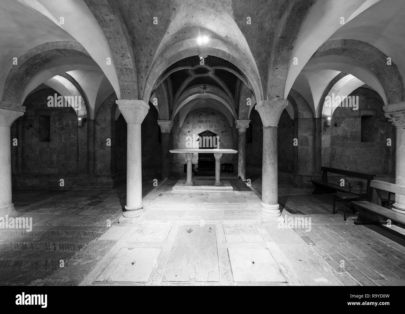 Rieti (Italie) - Le centre historique de la capitale de la province de la Sabina, sous le mont Terminillo avec snow et traversée par la rivière Velino. Banque D'Images