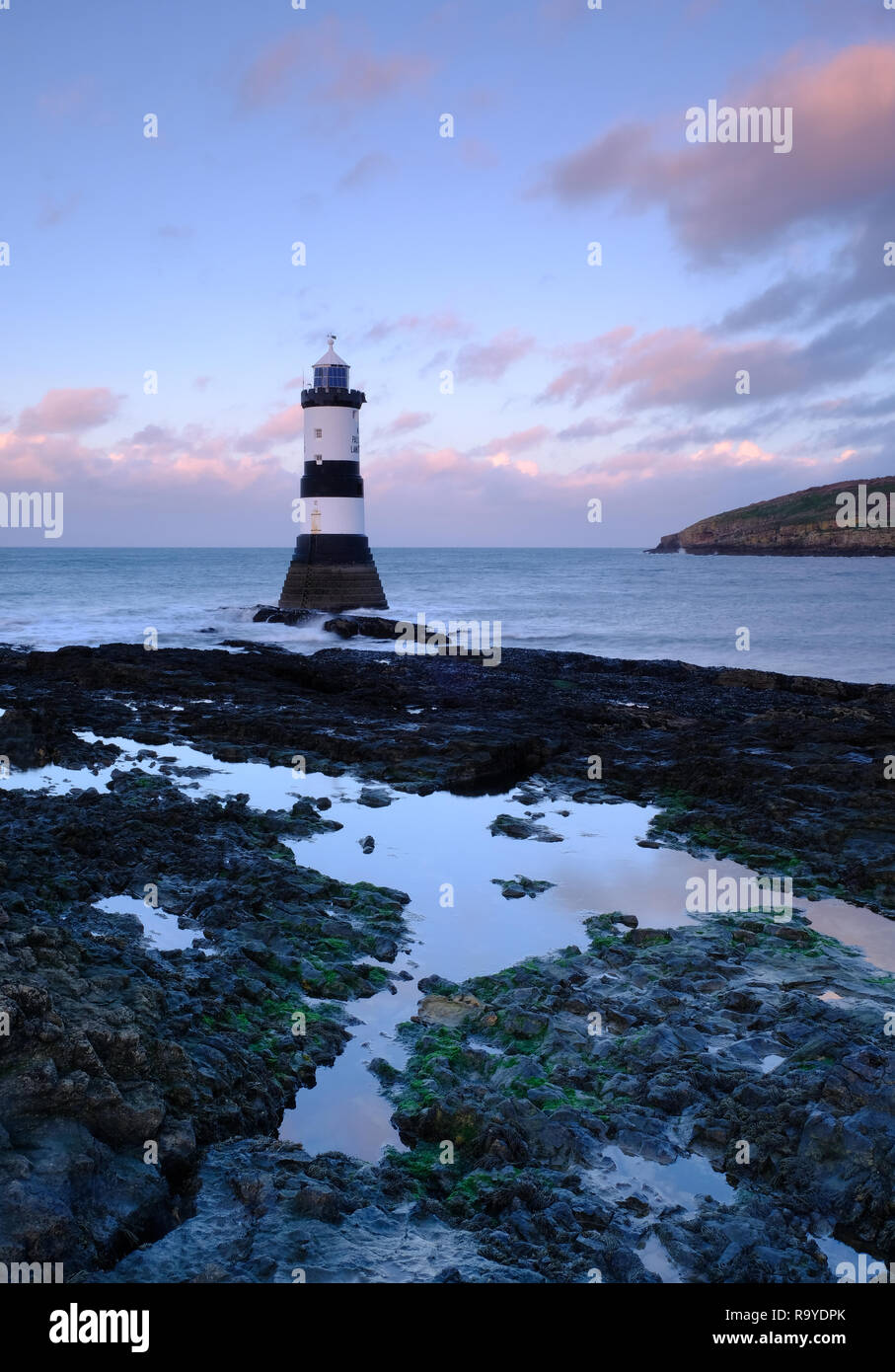 Penmon phare, Anglesey, au crépuscule Banque D'Images