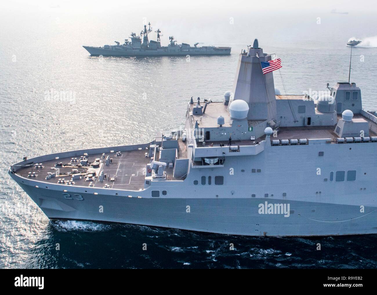 La marine indienne INS Rajput, top, voiles aux côtés de la Marine américaine San Antonio-classe de transport amphibie USS dock Mouillage au cours d'exercices de coopération avec le 26 décembre, 2018 dans l'Océan Indien. Banque D'Images