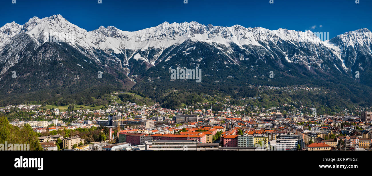 Massif Nordkette, couverte de neige à la fin d'avril, sur Innsbruck en basse vallée de l'Inn, de Brenner Strasse, Innsbruck, Tyrol, Autriche Banque D'Images