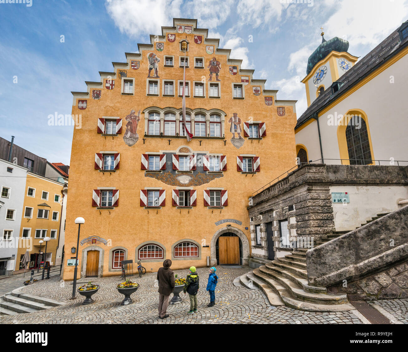 Façade pignon de l'hôtel de ville (Rathaus), à Unterer Stadtplatz, Altstadt (vieille ville) dans le centre de Kufstein, Tyrol, Autriche Banque D'Images