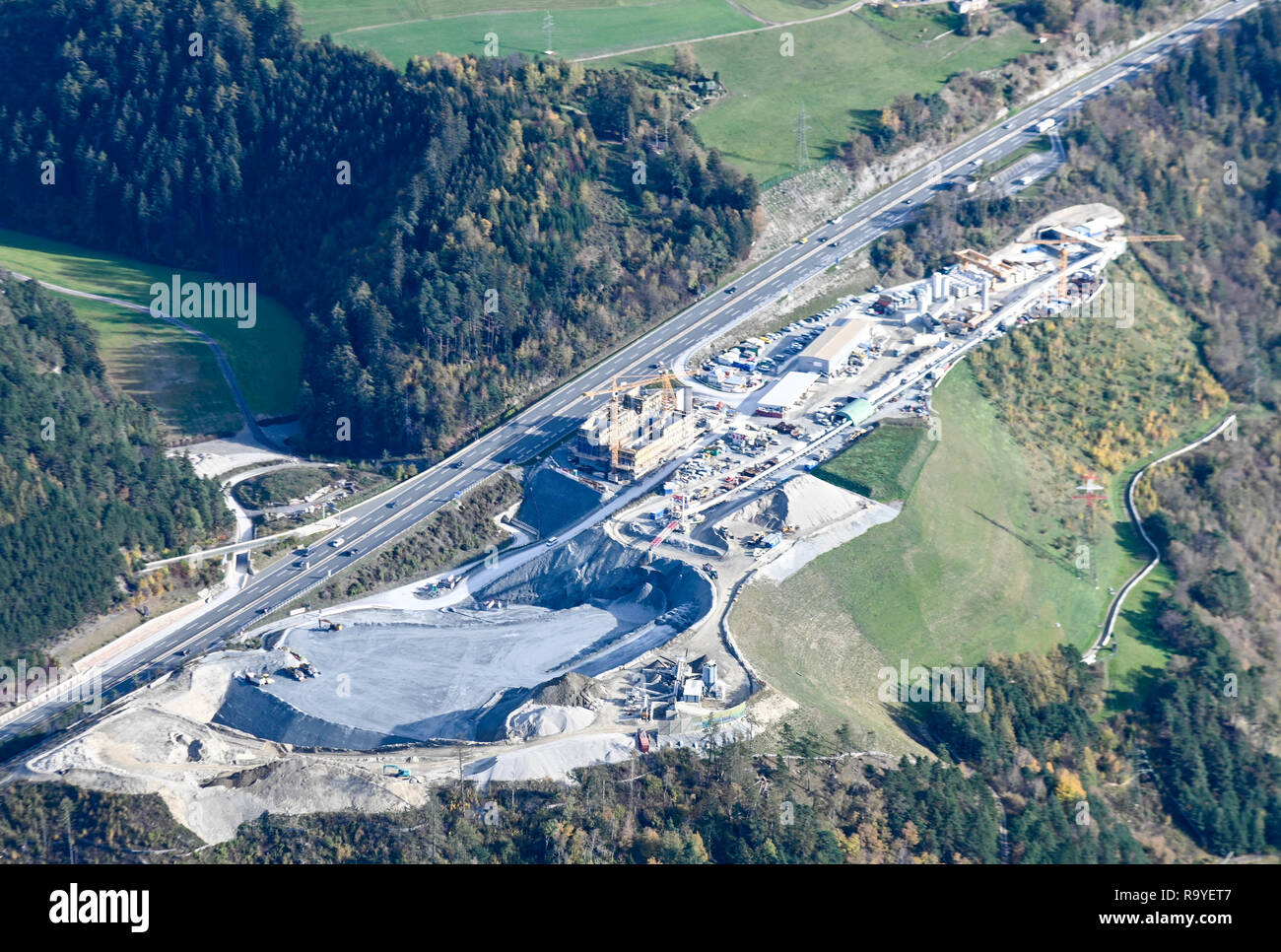 Tirol Luftbilder ZENZENHOF Bautelle ÖAMTC;BBT Patsch;Europabrücke;Stubaier Gletscher;Serlesspitze;Südtiroler Dolomiten ; Banque D'Images