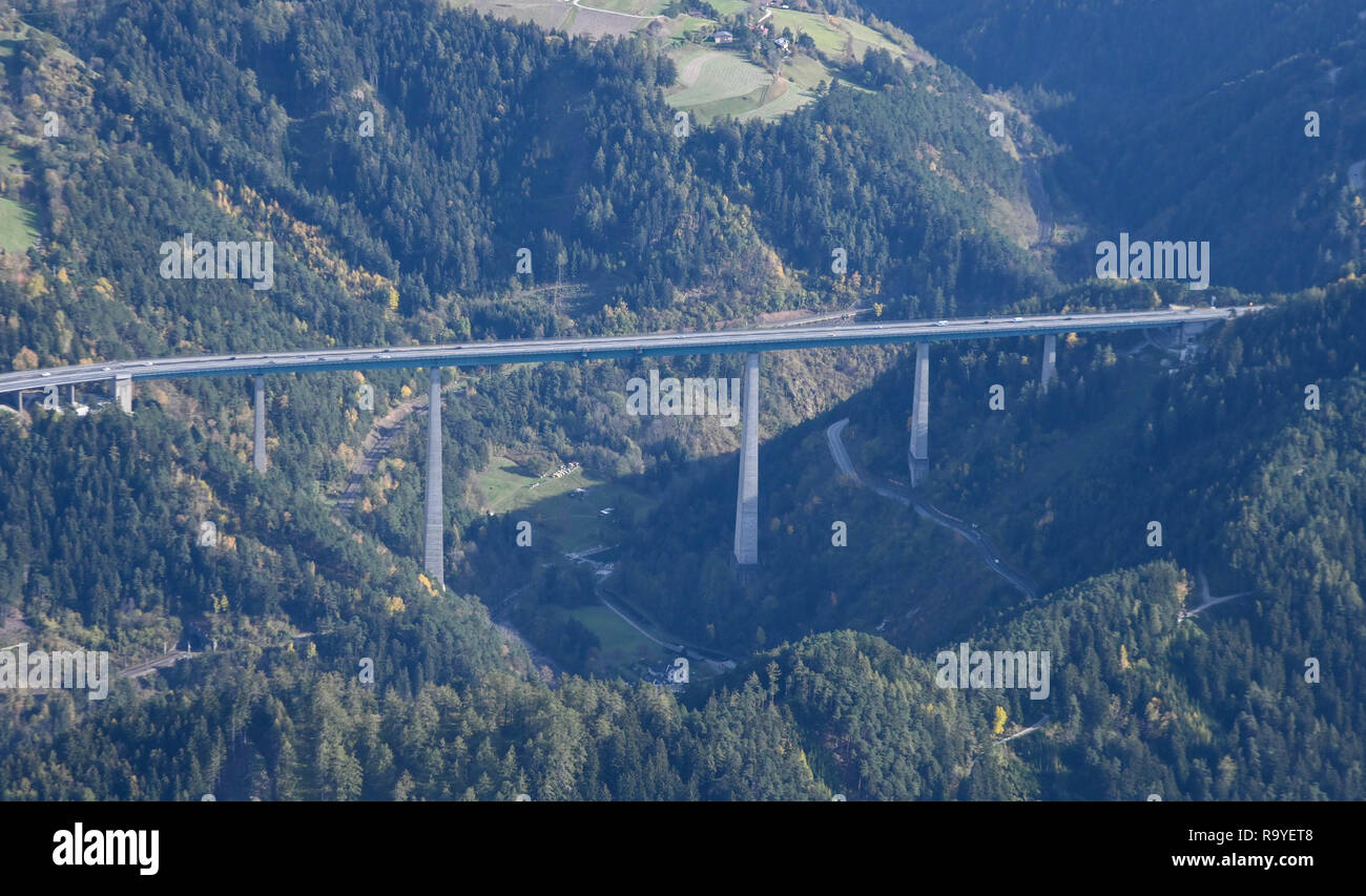 Tirol Luftbilder ZENZENHOF Bautelle ÖAMTC;BBT Patsch;Europabrücke;Stubaier Gletscher;Serlesspitze;Südtiroler Dolomiten ; Banque D'Images