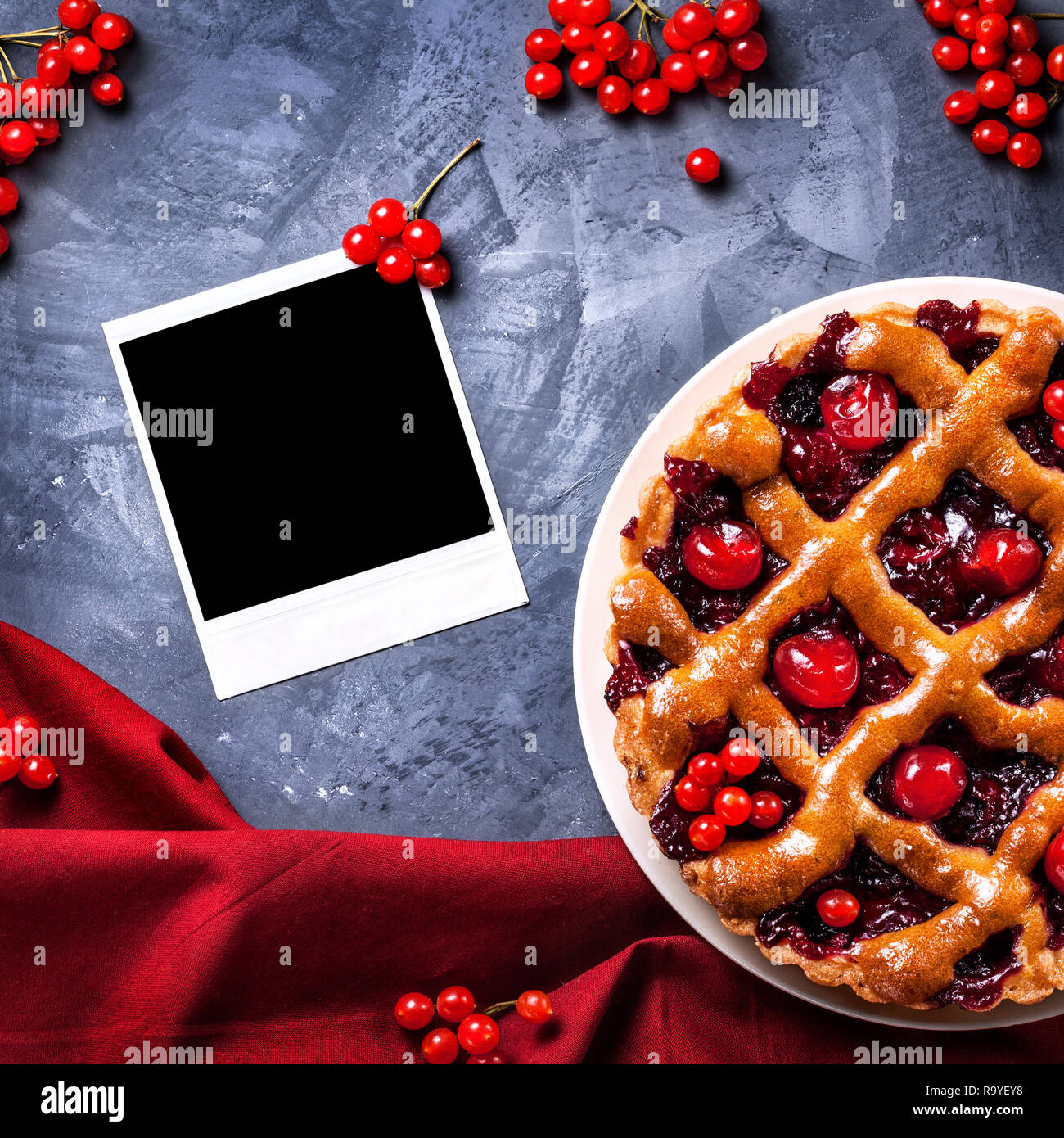 Cadre photo blanc près de cherry pie sur grunge background Banque D'Images