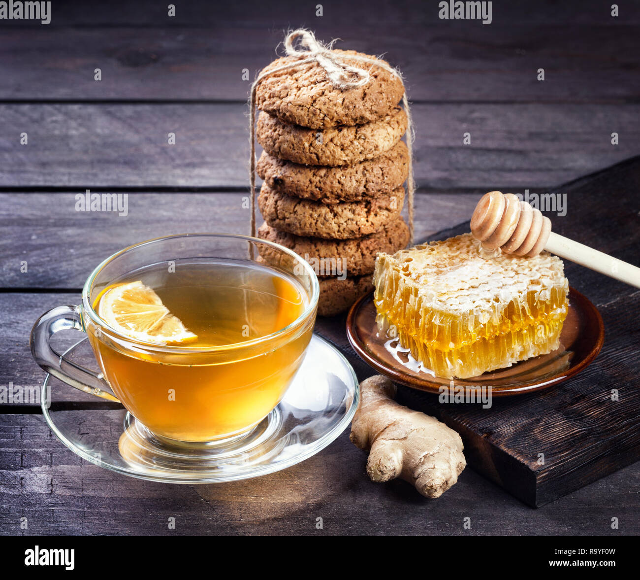 Sex gingembre miel citron thé avec des biscuits et de miel sur fond de bois rustique à l'heure d'hiver Banque D'Images