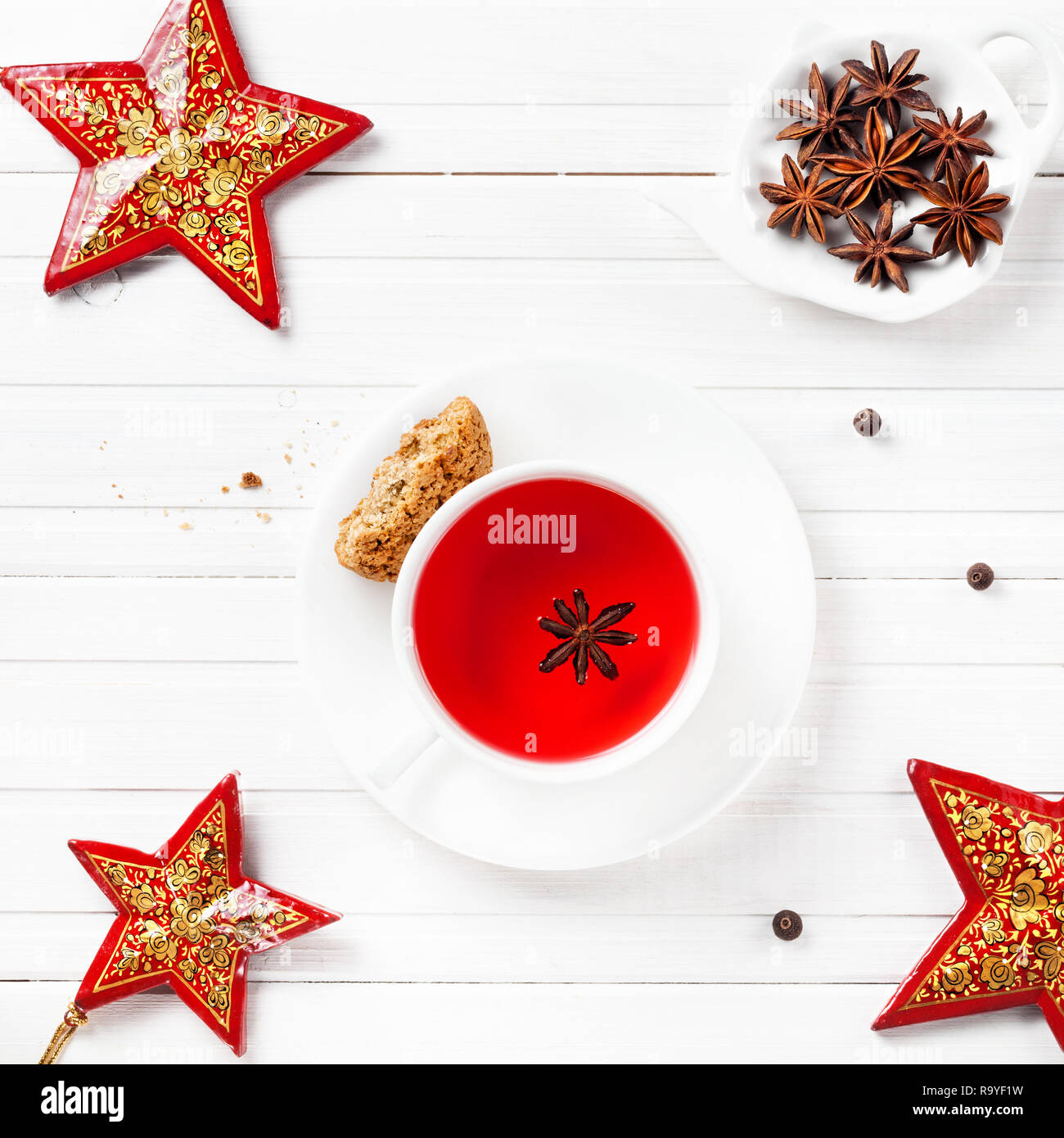 Hibiscus tea à la badiane et les épices dans la tasse près de cookie et étoile de Noël sur fond blanc Banque D'Images