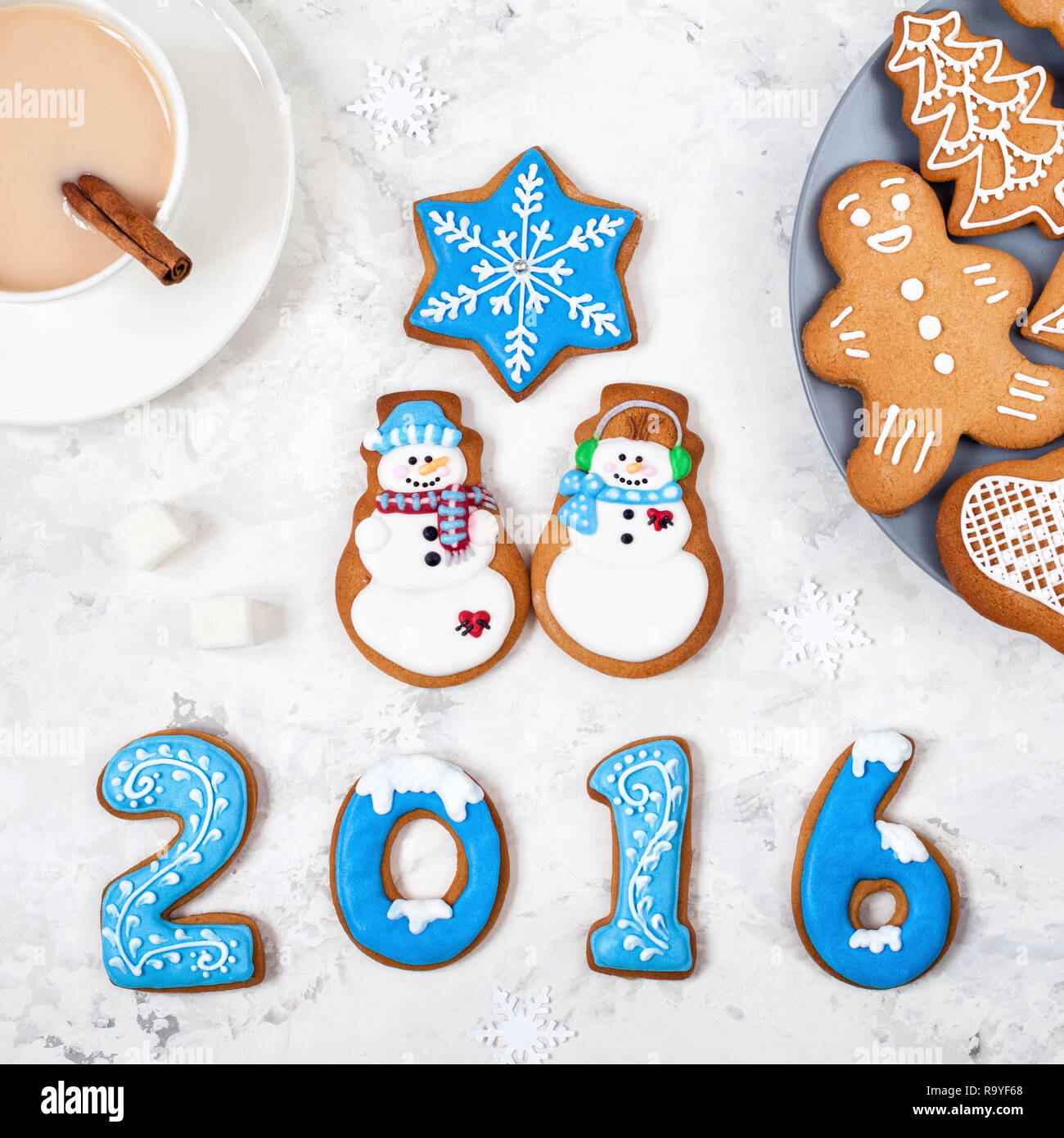 L'année 2016 de l'épice, les bonshommes et différents pains près de tasse de café sur fond blanc Banque D'Images