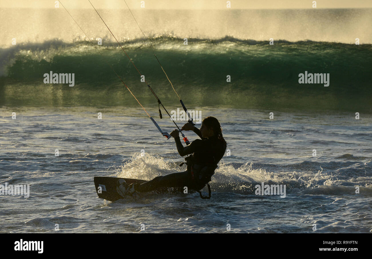 Espagne, Andalousie, Tarifa, kite surfer dans l'océan Atlantique Banque D'Images