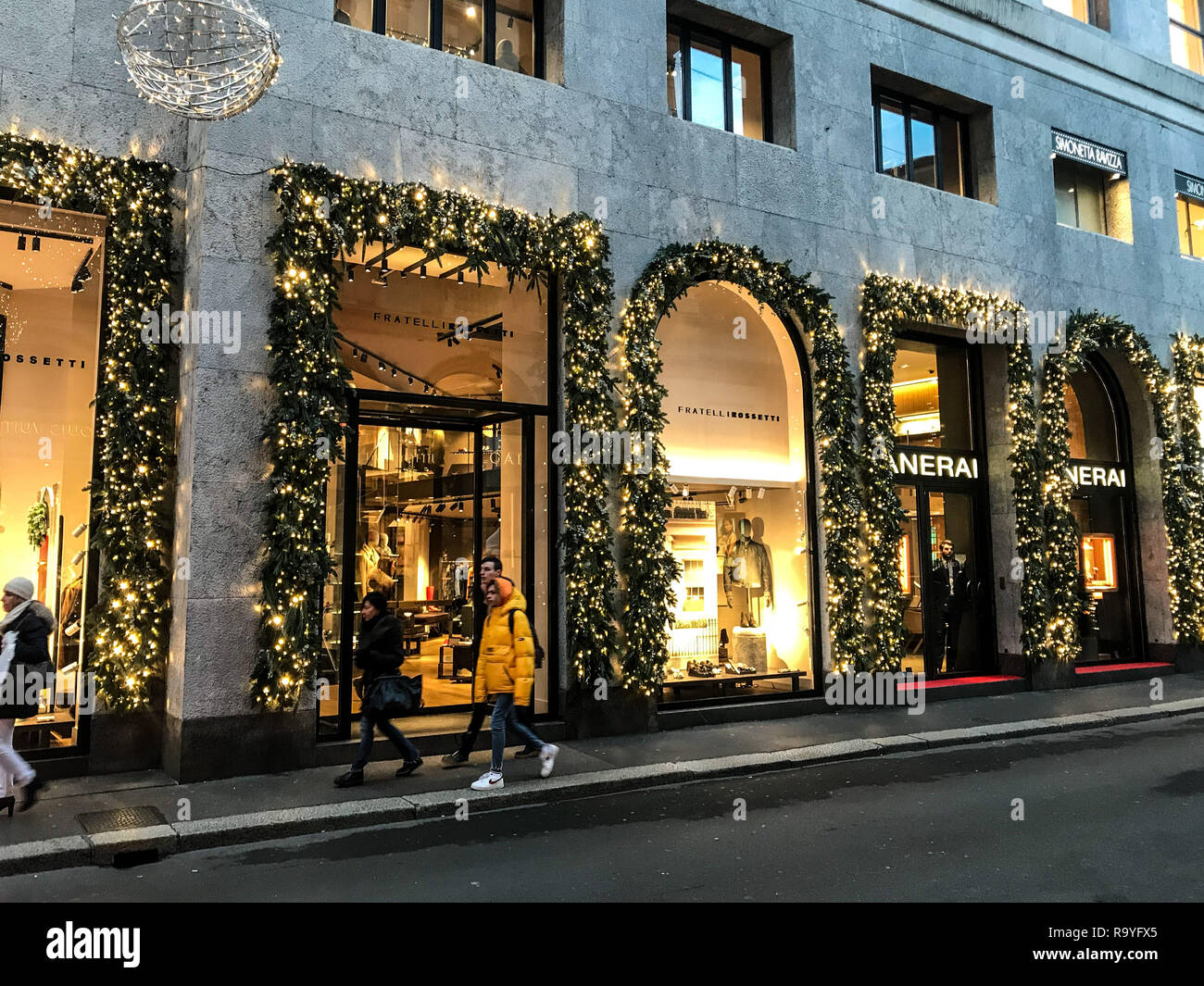 Décoration de Noël dans la rue Montenapoleone, de la mode à Milan, Italie, le décembre 2018 Banque D'Images