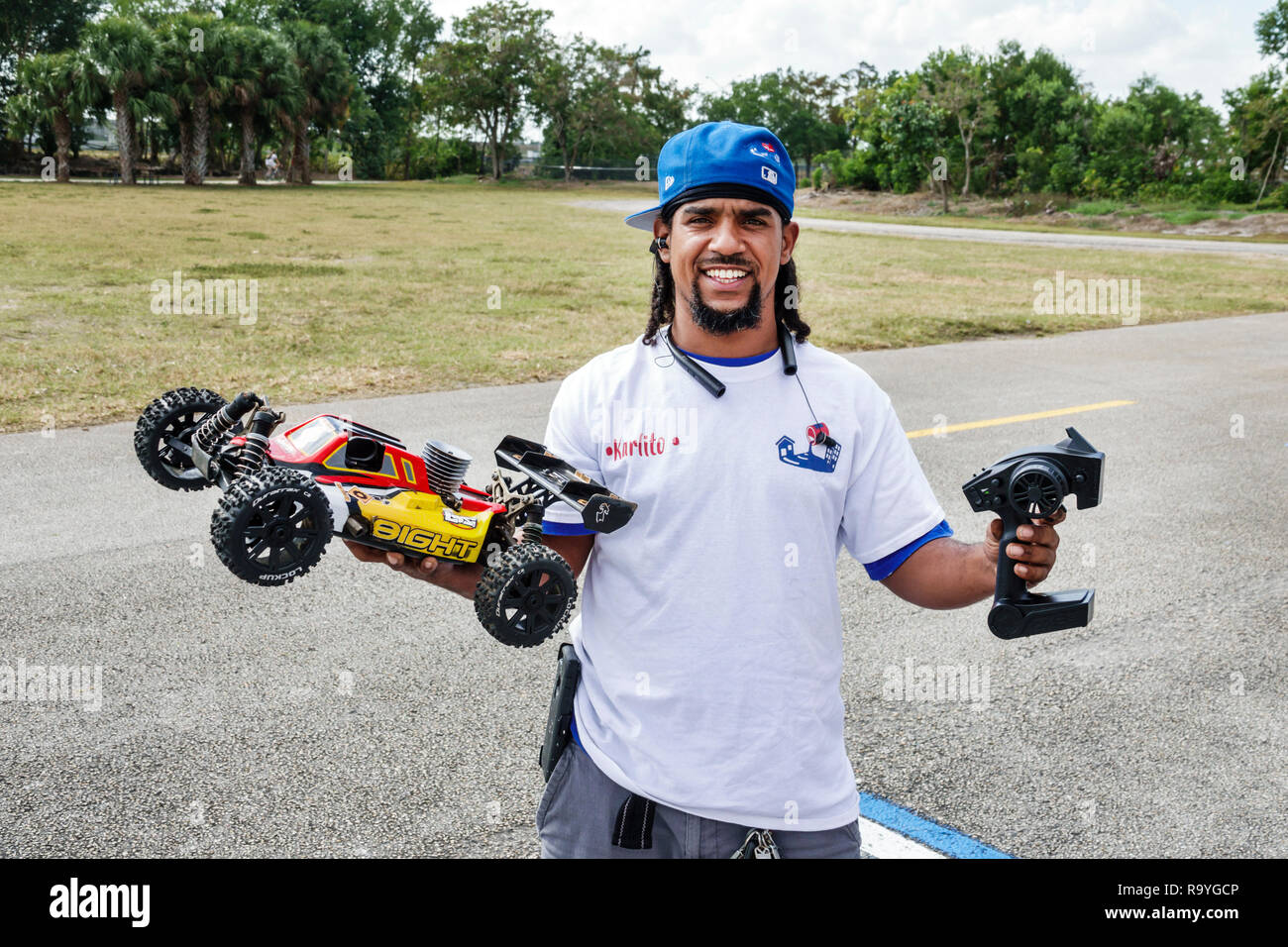 Fort ft. Lauderdale Florida,Sunrise,Markham Park,Hispanic man hommes,Remote control modèle course automobile motorisé,hobbyist hobby,FL181222025 Banque D'Images