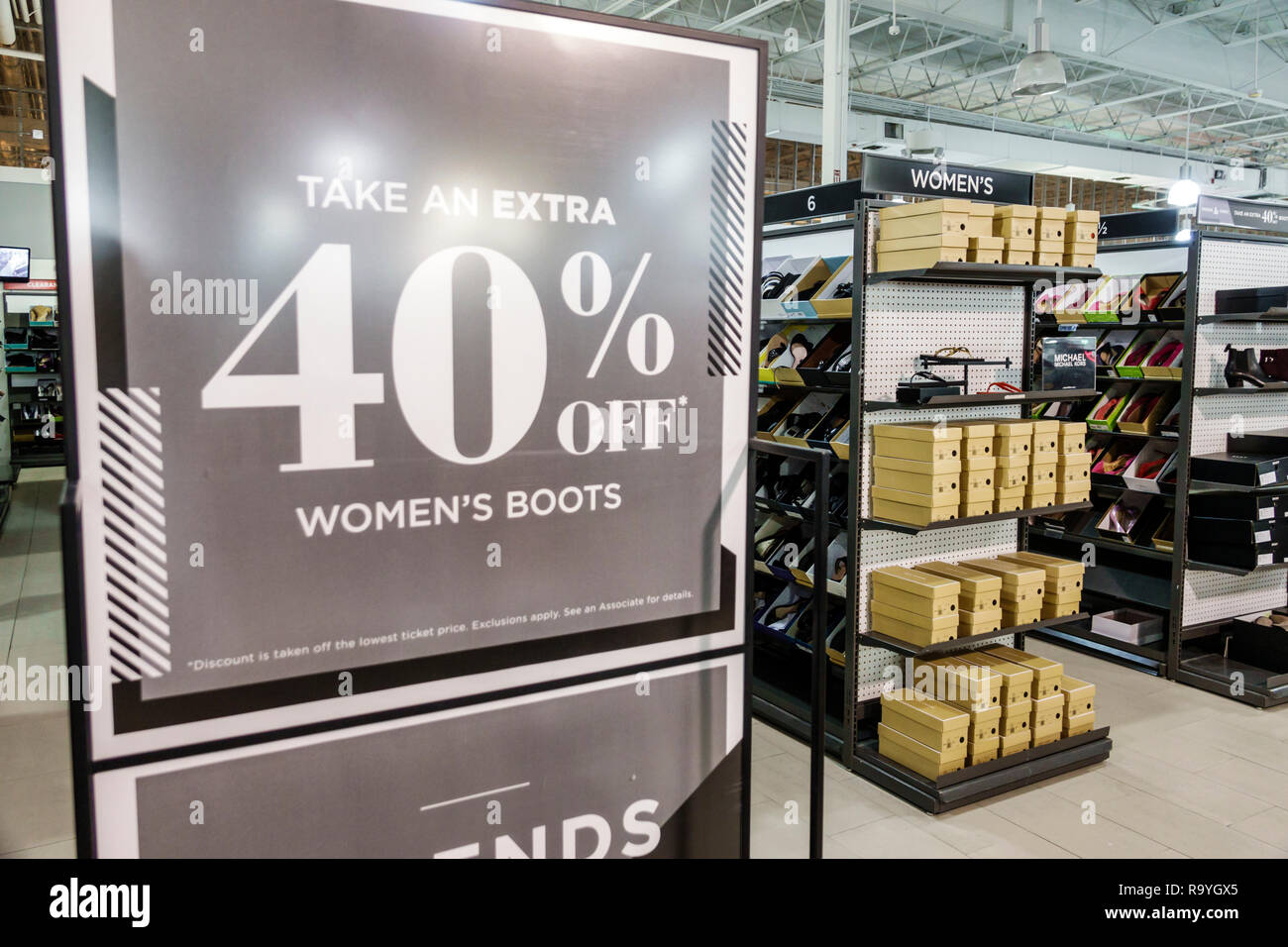 Fort ft. Lauderdale Florida,Sunrise,Sawgrass Mills Mall,Saks Fifth Avenue sur la 5e, intérieur, produits en vente, promotion 40% de réduction Banque D'Images