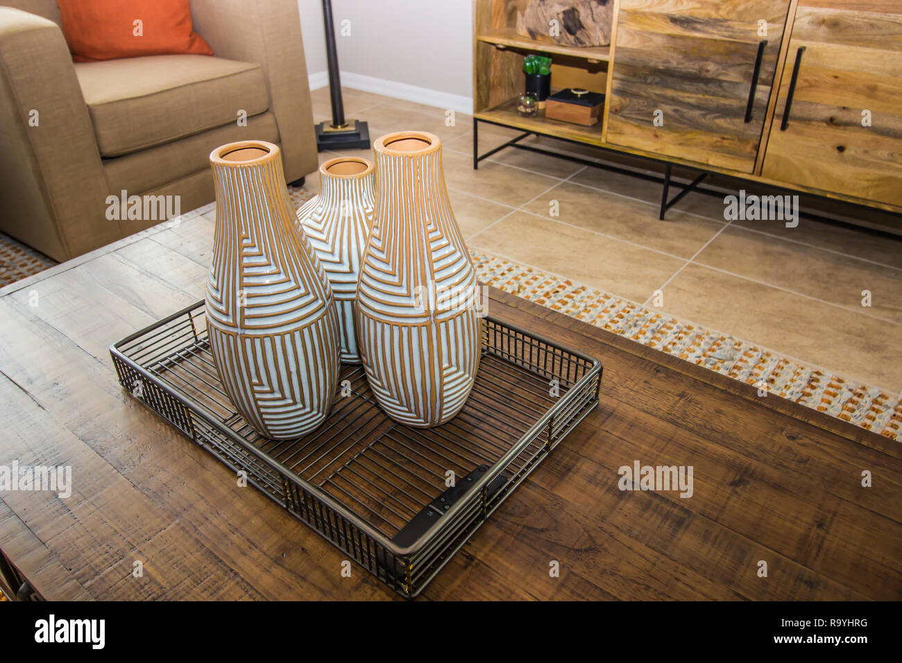 Bac en vases décoratifs sur une table basse Banque D'Images
