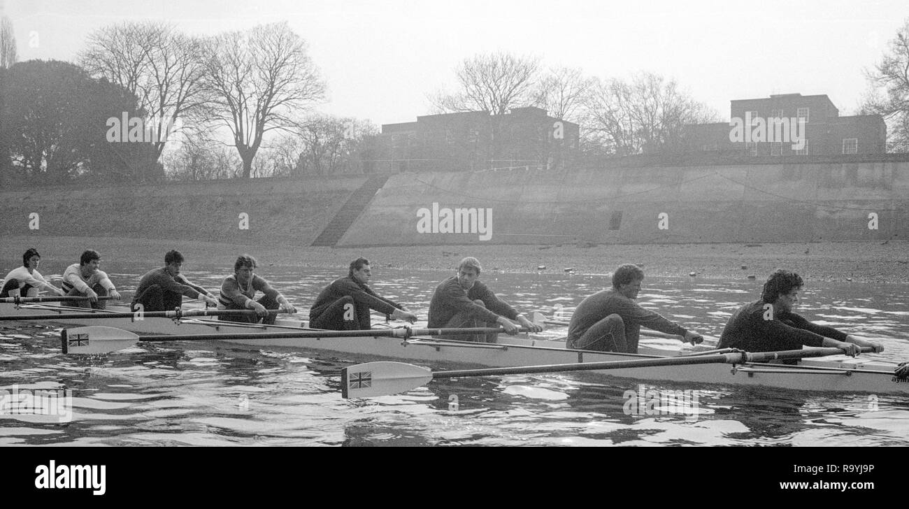 Londres. United Kingdom. L'Équipe nationale de 1987 sur la formation sur le parcours de championnat, Mortlake à Putney. Tamise. Dimanche 22.03.1987 [crédit obligatoire : Peter SPURRIER/Intersport images] Sélection Nationale, Bow, A.N.d'autres, John MAXY, John Garrett, Martin CROSS, Terry DILLON, Steve Redgrave, Adam Clift, Richard Stanhope et Cox, Pat SWEENEY. Banque D'Images