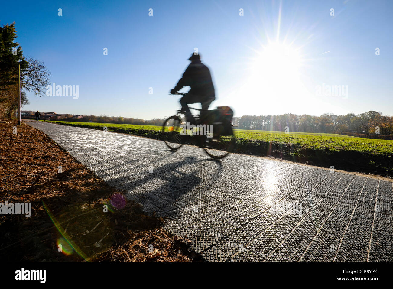 18.11.2018, Erftstadt, Nordrhein-Westfalen, Deutschland - Deutschlands erster Solarenergie-Fahrradweg. Das Potsdamer Start-up s'Solmove Strassen zu Banque D'Images