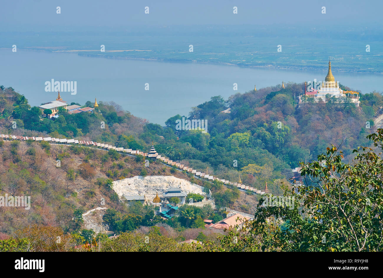 Regardez la grande rivière de l'Ayeyarwady, entourant la banque de Sagaing vallonné avec de nombreuses pagodes et monastères bouddhistes conservés, au Myanmar. Banque D'Images