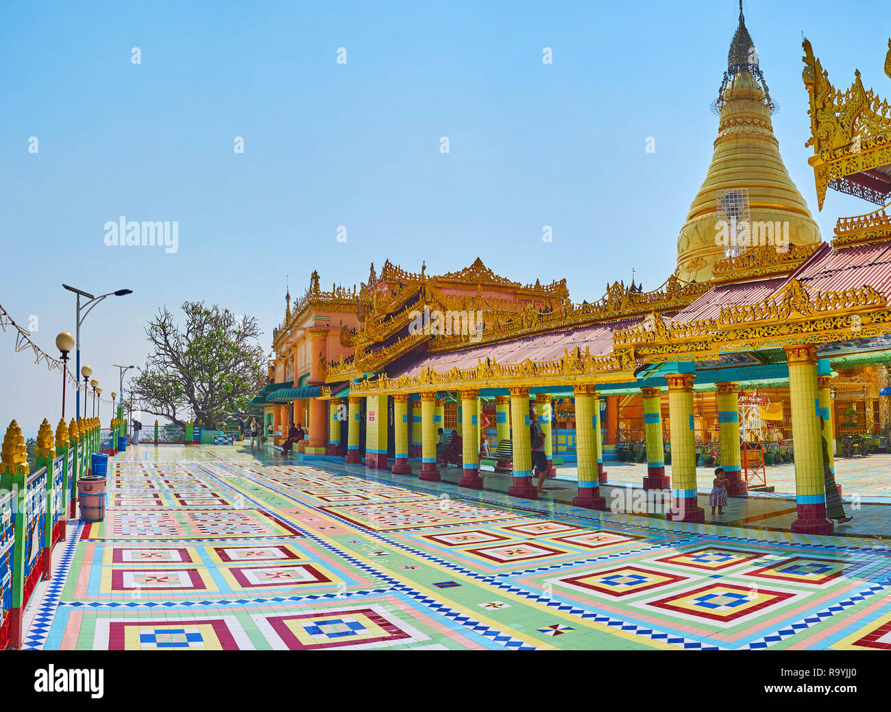 Rhône-Alpes, LE MYANMAR - février 21, 2018 : la terrasse panoramique d'bientôt Oo Ponya Shin Paya (pagode sommet) avec des ornements de tuile et une vue panoramique, le Fe Banque D'Images