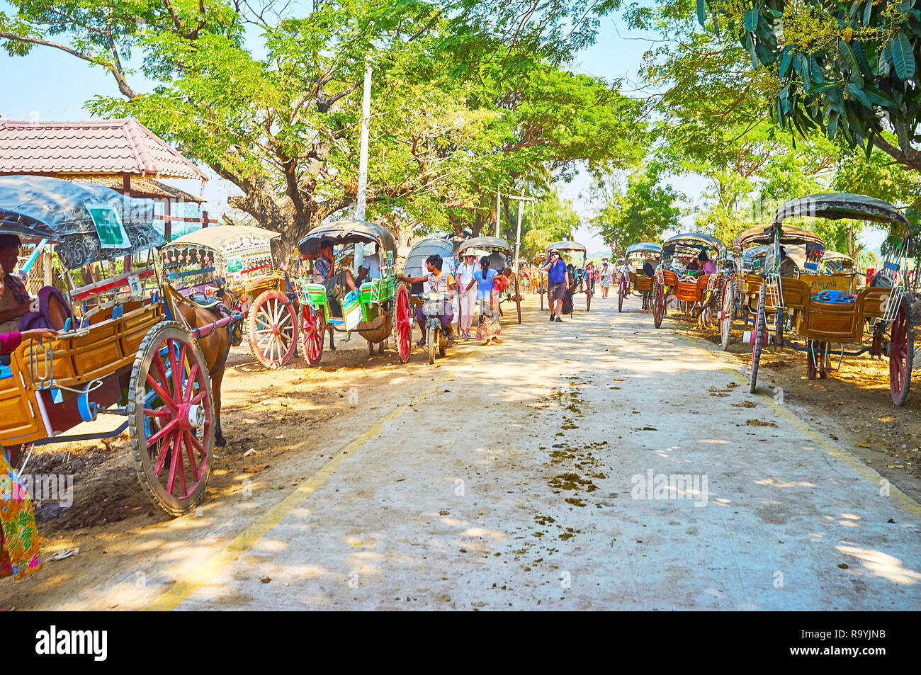 AVA, LE MYANMAR - février 21, 2018 : Le vintage des charrettes en bois en parking, situé à la gare maritime, le 21 février à Ava. Banque D'Images