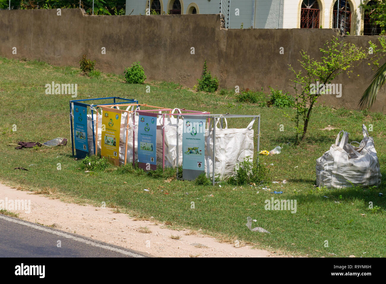 Divers sacs de recyclage des déchets la ligne Diani Beach Road, Kenya Banque D'Images