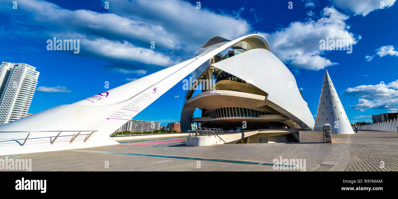 Vue panoramique sur le Palais de la Reine Sofia futuriste de l'art dans la ville des arts et des Sciences, Valence, Espagne Banque D'Images