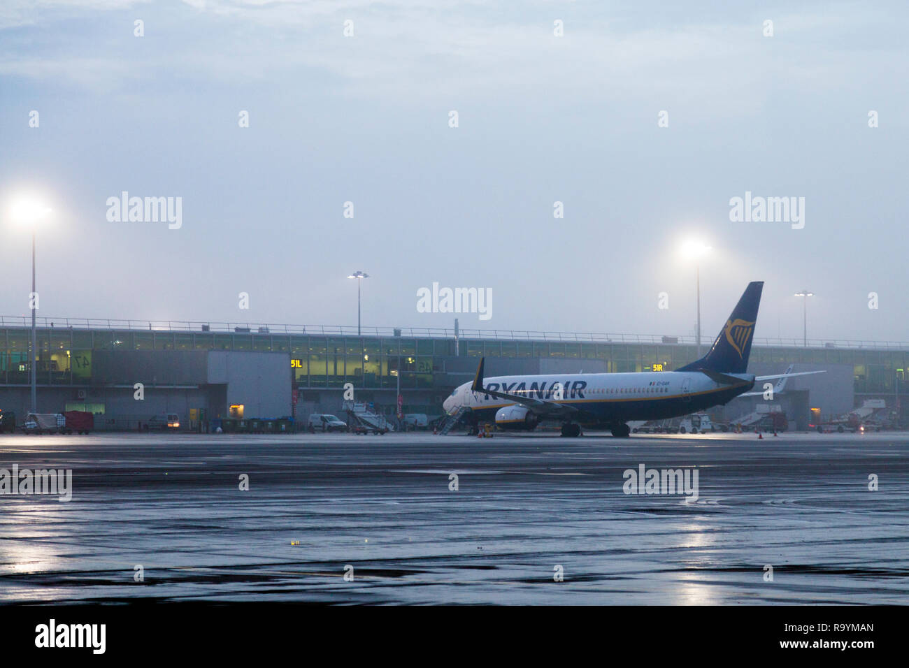 Le roulage des avions de Ryanair sur le tarmac de l'aéroport de Stansted en brouillard, London, UK Banque D'Images