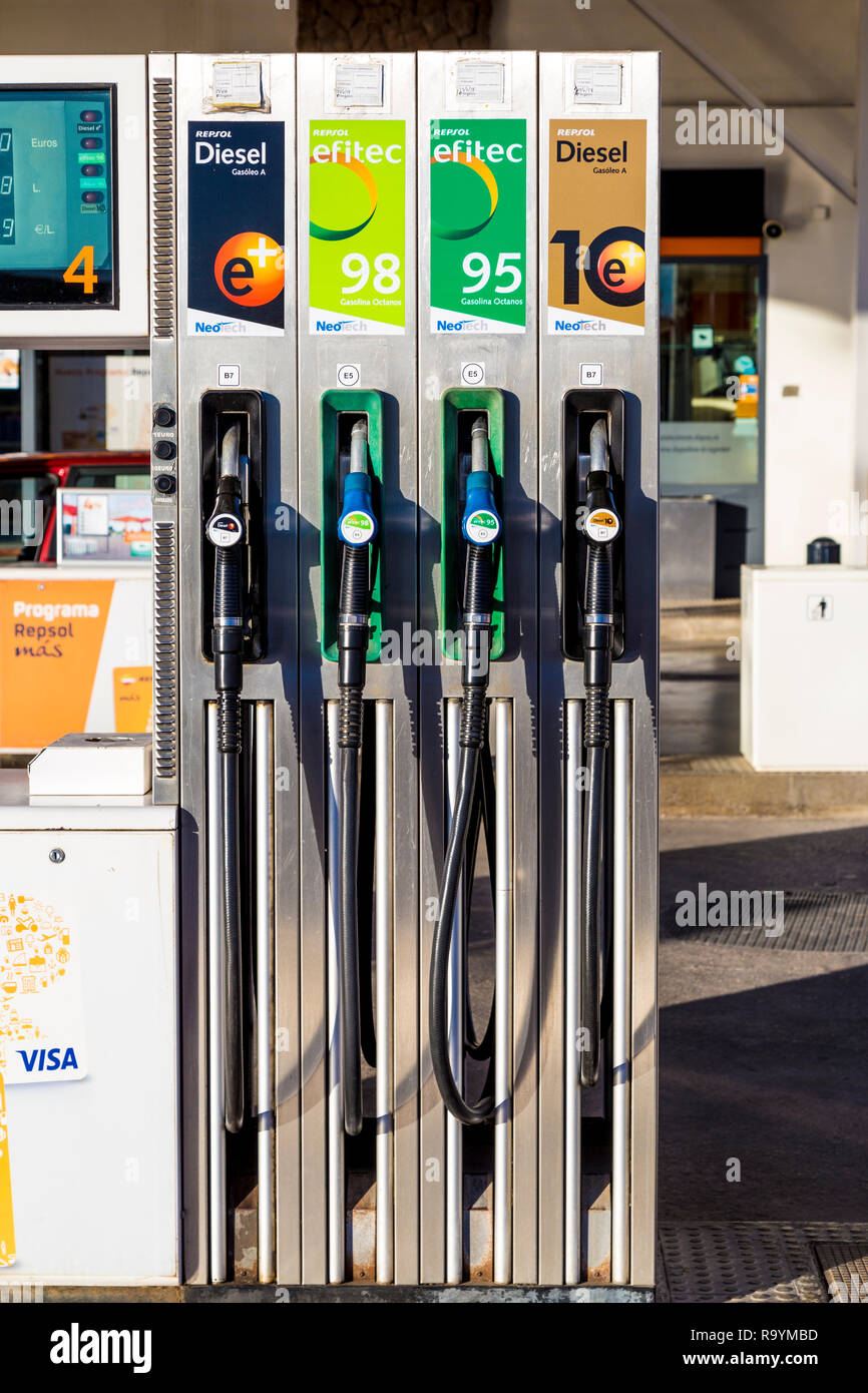Buses de pompe à essence sur une station-service Banque D'Images