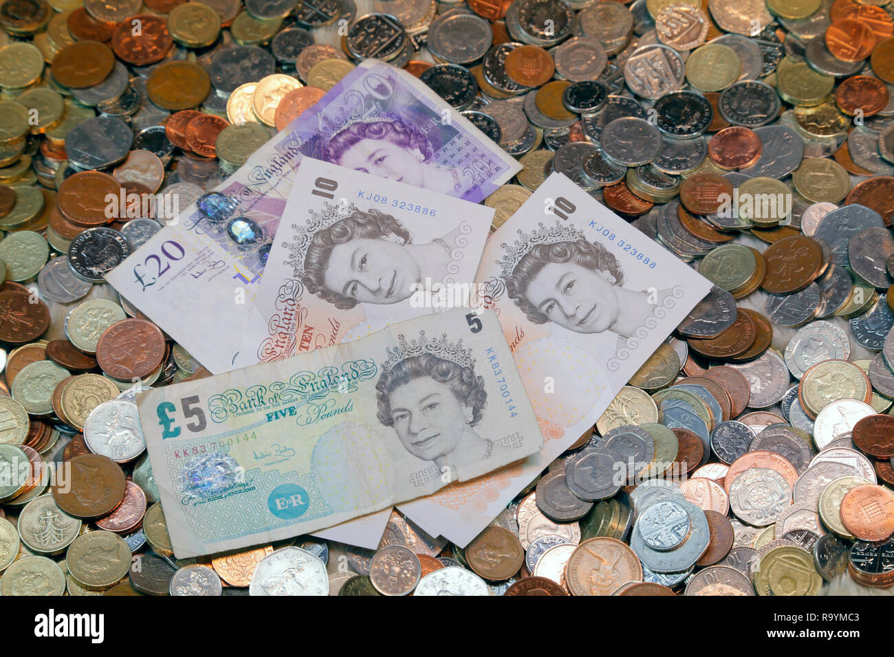 La devise britannique y compris les notes et huit pièces Banque D'Images