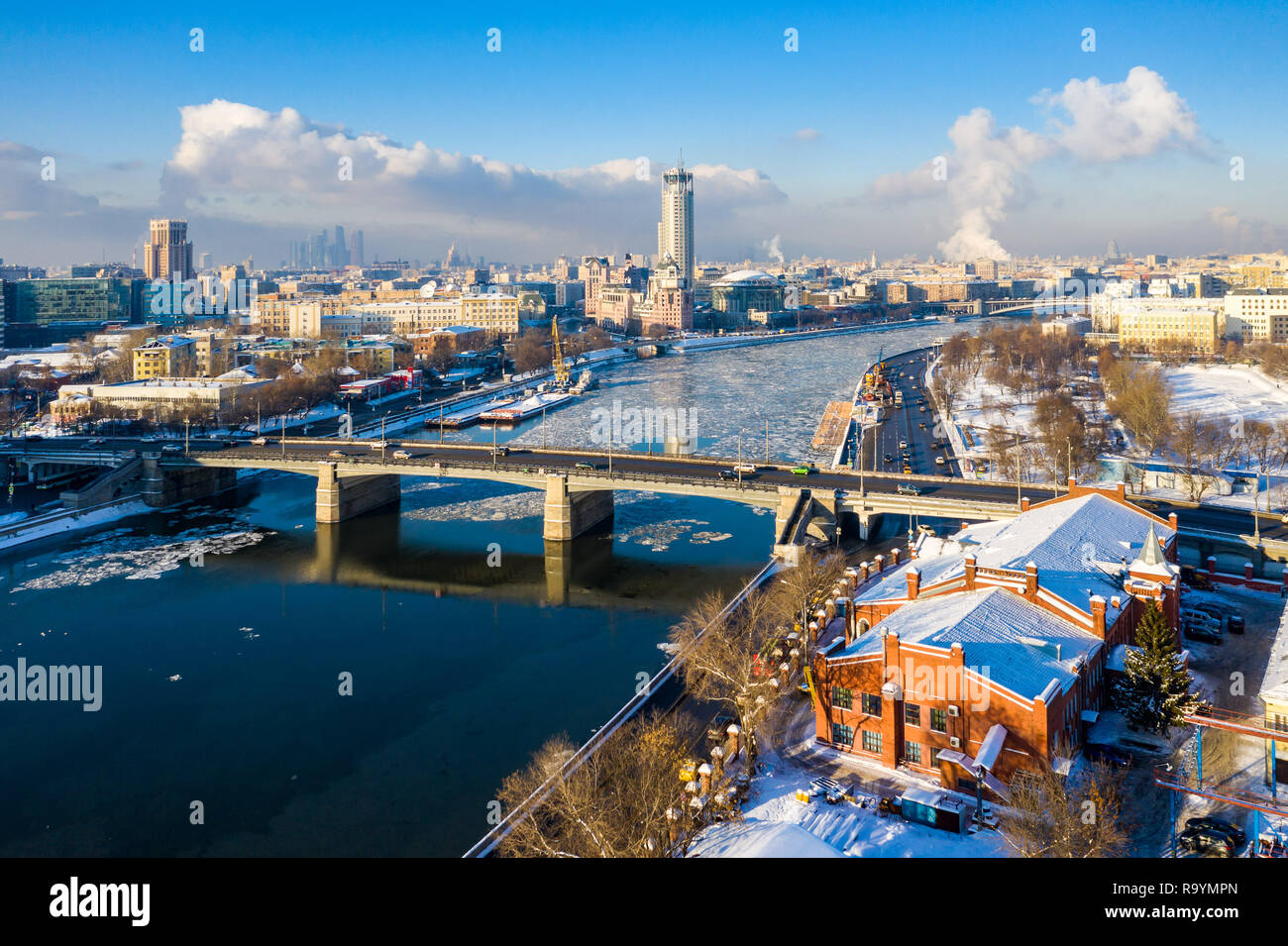 Moscou, Russie - 29 déc 2018 : vue d'hiver de Moskva, Novospasskiy, pont et gratte-ciel sur un matin ensoleillé. Des blocs de glace, des blocs de glace, neige sur Banque D'Images