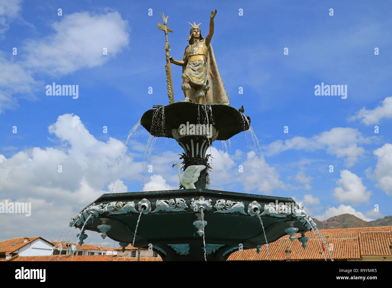 Statue de Pachacuti Yupanqui Inca sur la Fontaine Top à Plaza de Armas, la place principale de Cusco, Pérou Banque D'Images
