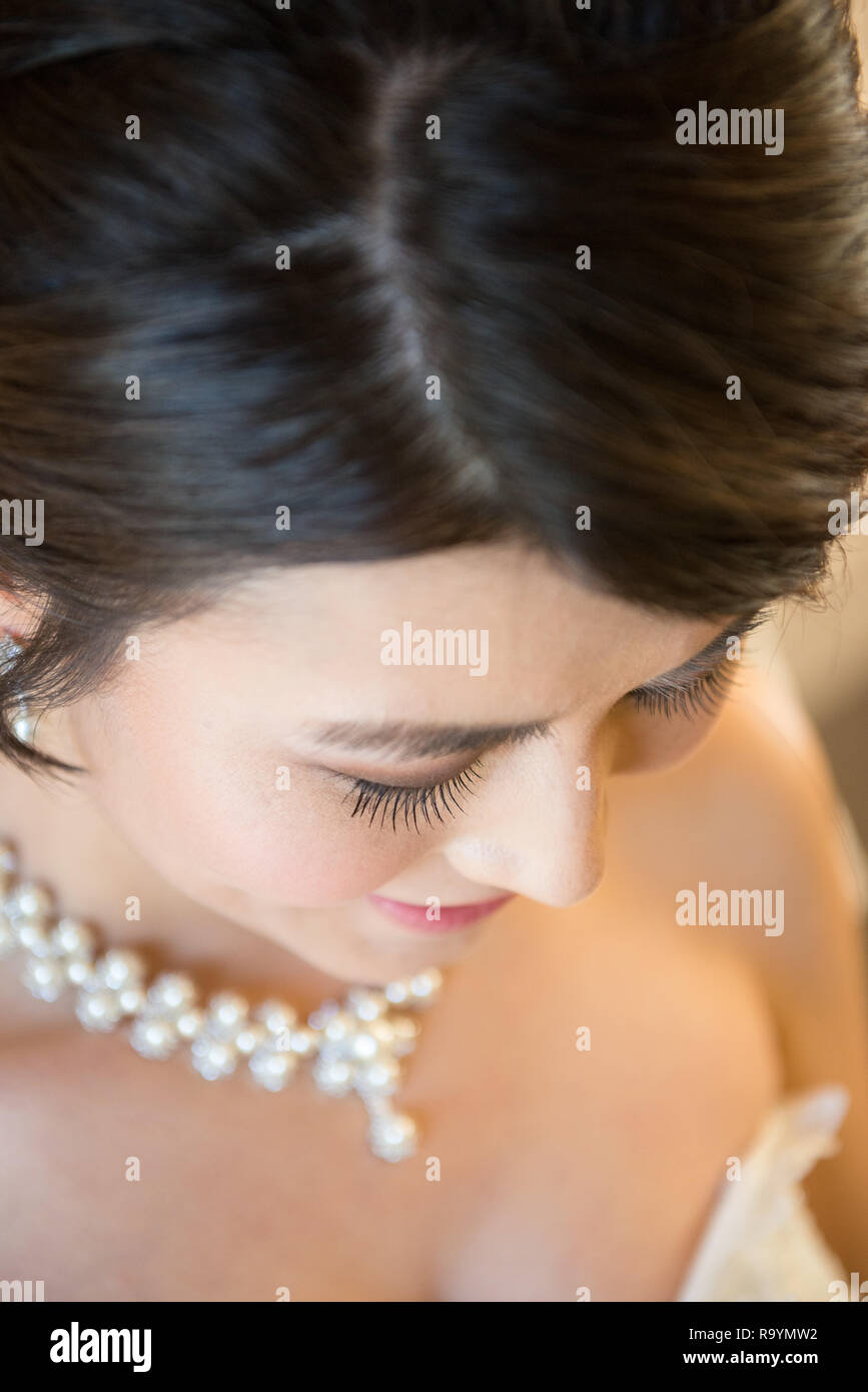 Asian bide prendre portraits le jour de son mariage. Banque D'Images