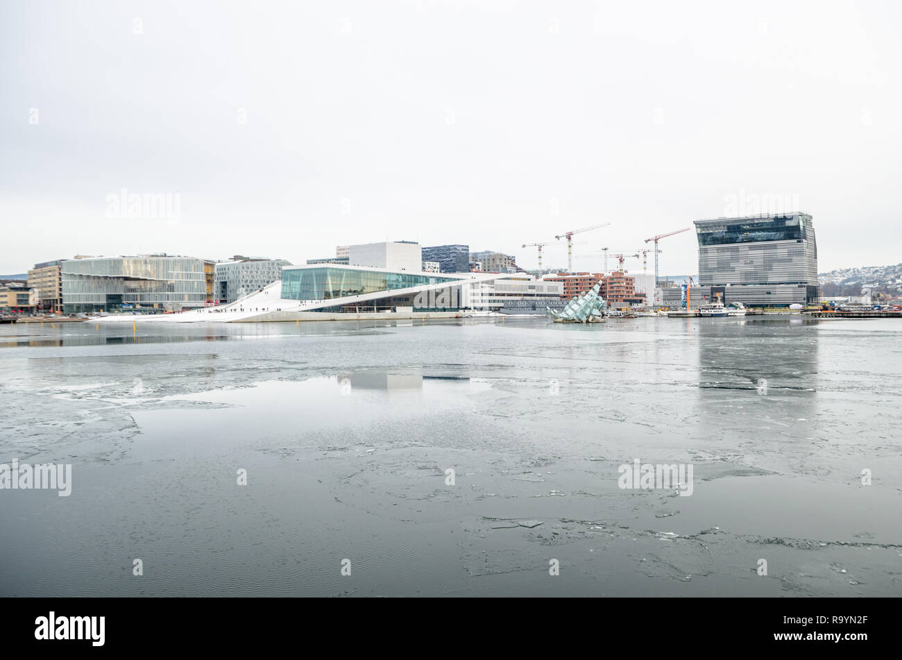 Froid en hiver vue sur Oslo Opera House et musée Munch nouveau bâtiment. Banque D'Images