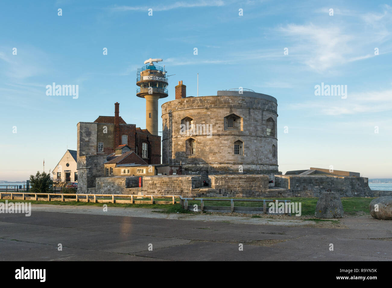 Château Calshot, une artillerie fort construit par Henry VIII sur la flèche, et des garde-côtes Calshot tower, Hampshire, Royaume-Uni. Monument, patrimoine, historique. Banque D'Images