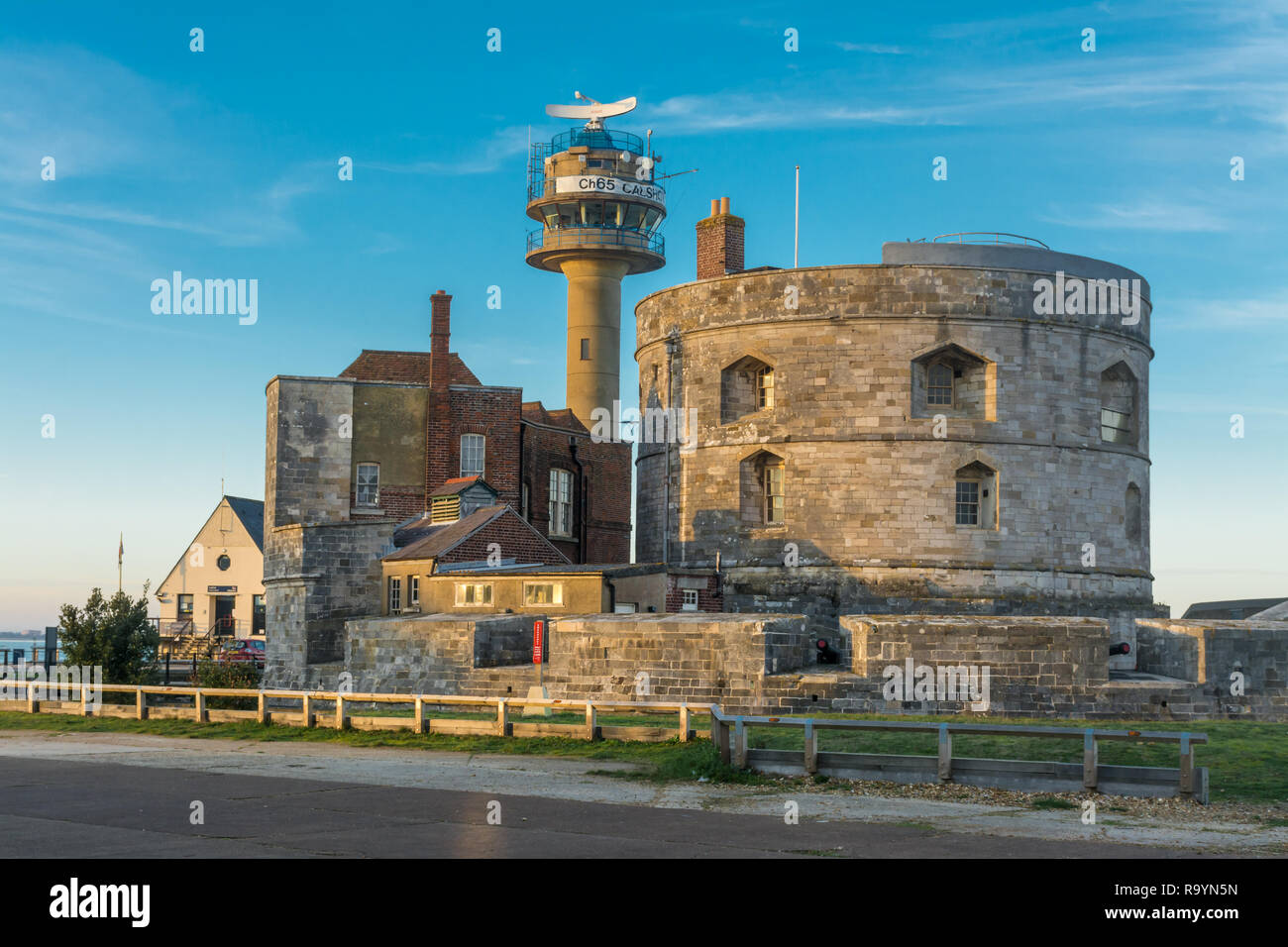 Château Calshot, une artillerie fort construit par Henry VIII sur la flèche, et des garde-côtes Calshot tower, Hampshire, Royaume-Uni. Monument, patrimoine, historique. Banque D'Images