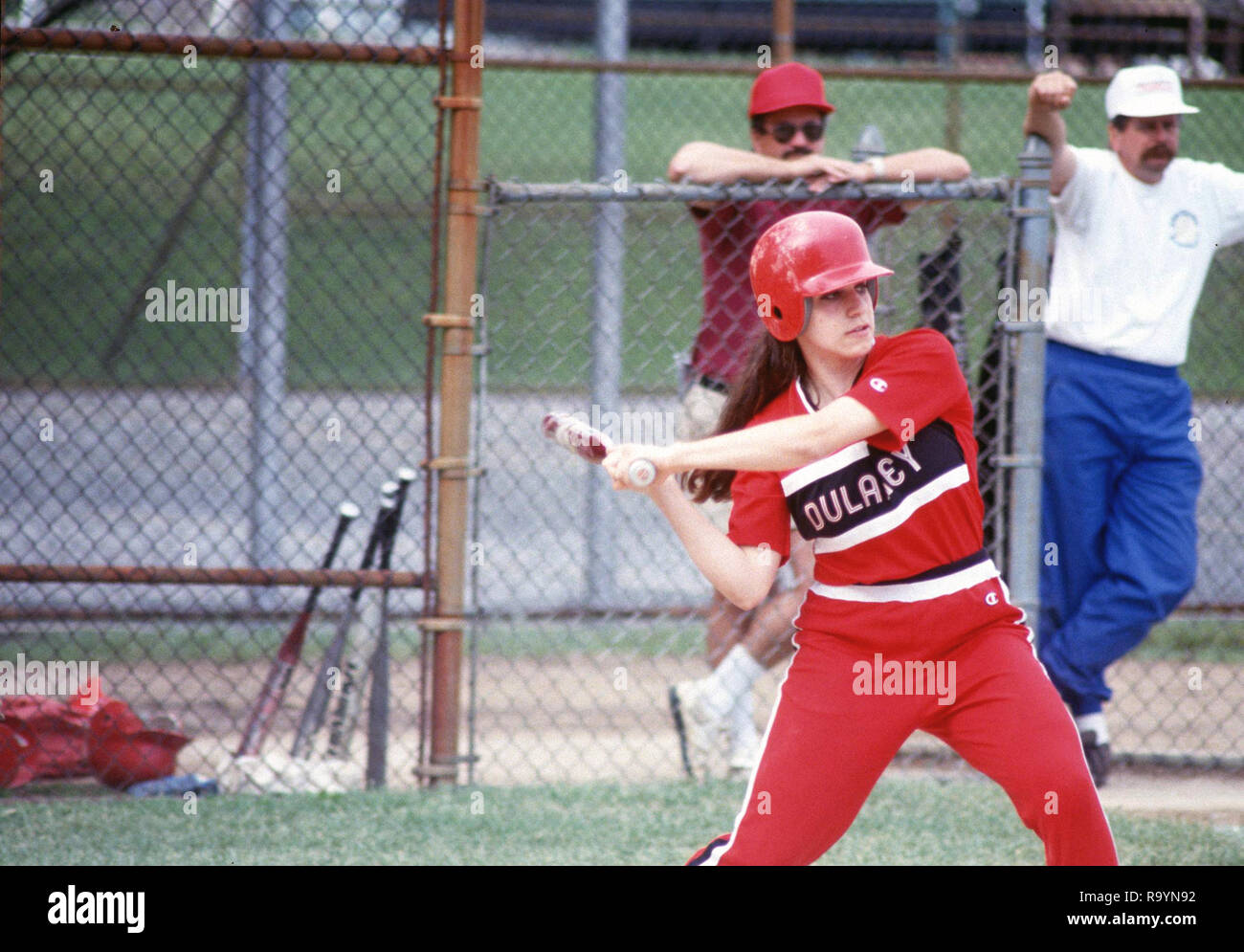Une jeune femme batte dans un jeu de softball Banque D'Images