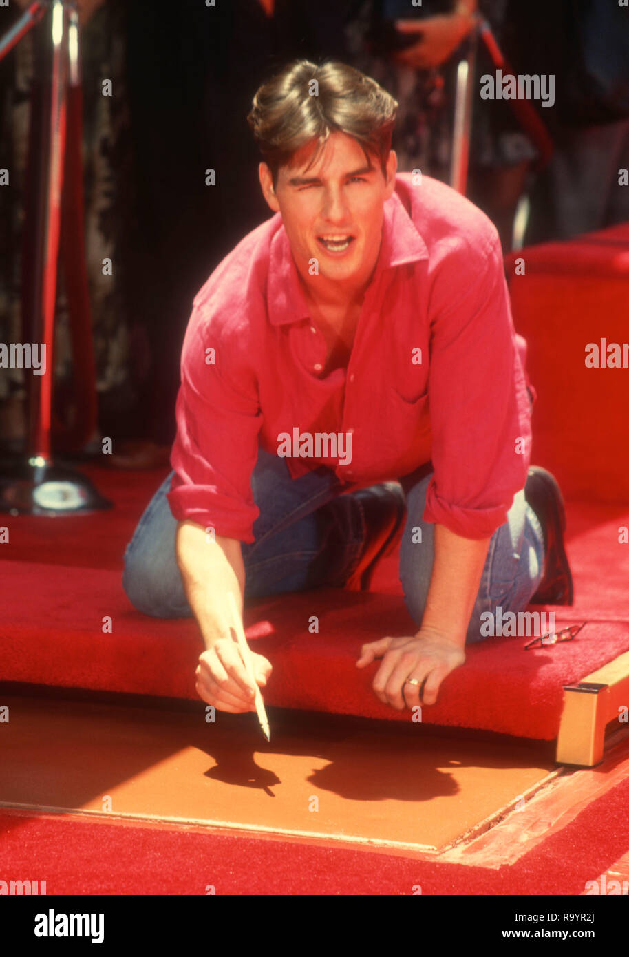 HOLLYWOOD, CA - le 28 juin : l'acteur Tom Cruise assiste à la main et cérémonie empreinte de Tom Cruise le 28 juin 1993 au Mann's Chinese Theatre dans Hollylwood, en Californie. Photo de Barry King/Alamy Stock Photo Banque D'Images