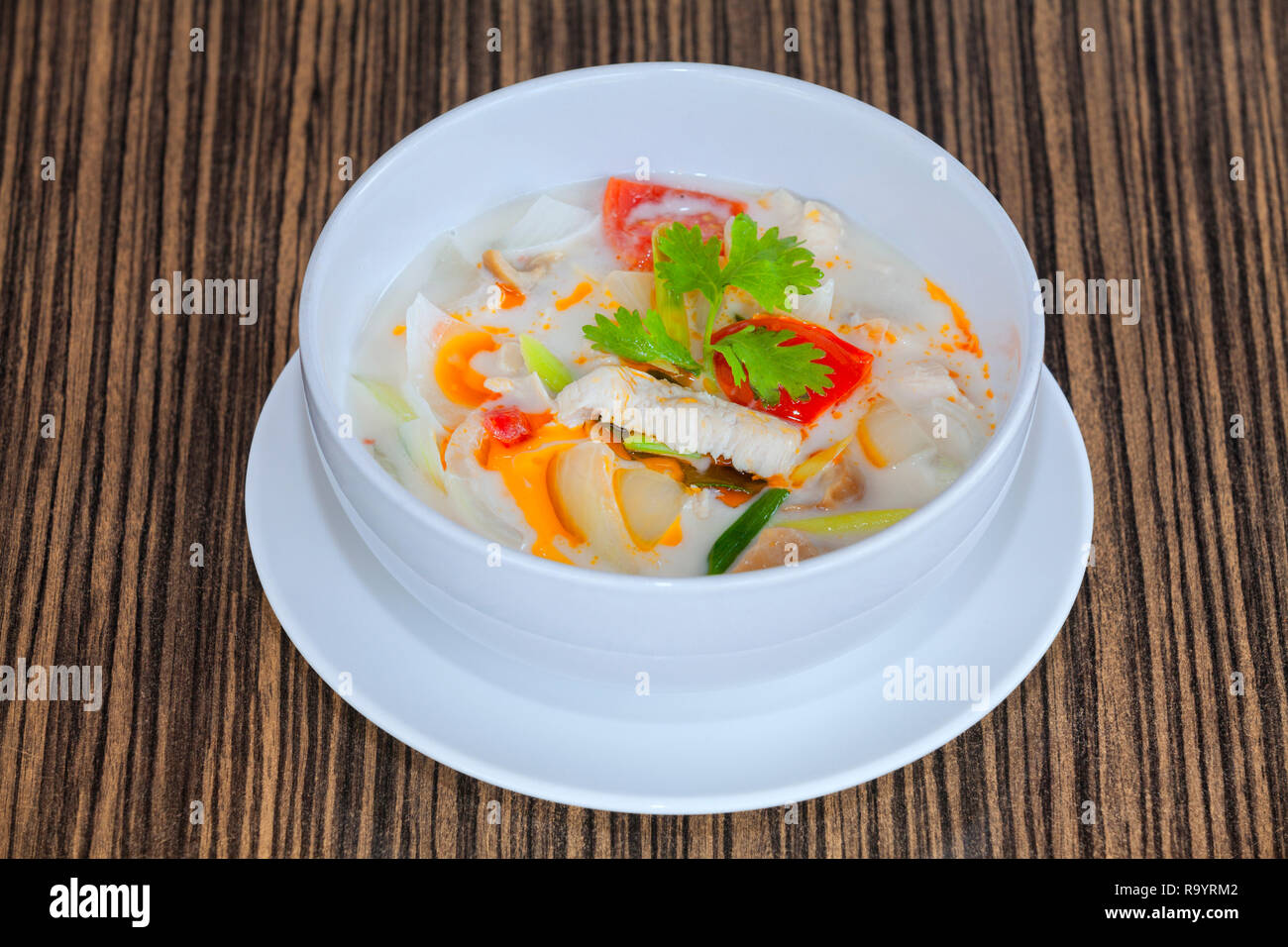 Poisson bouilli dans chaud et épicé soupe Tom Yum Yum sur bol, Tom Poisson. Banque D'Images