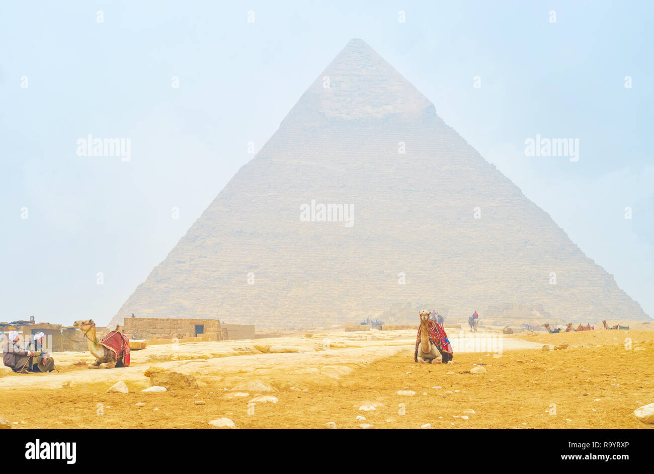 GIZA, EGYPTE - le 20 décembre 2017 : l'ancien les chameliers s'asseoir et d'attendre pour une clientèle, de rouler autour du site archéologique de Gizeh et des pyramides, sur Décembre Banque D'Images