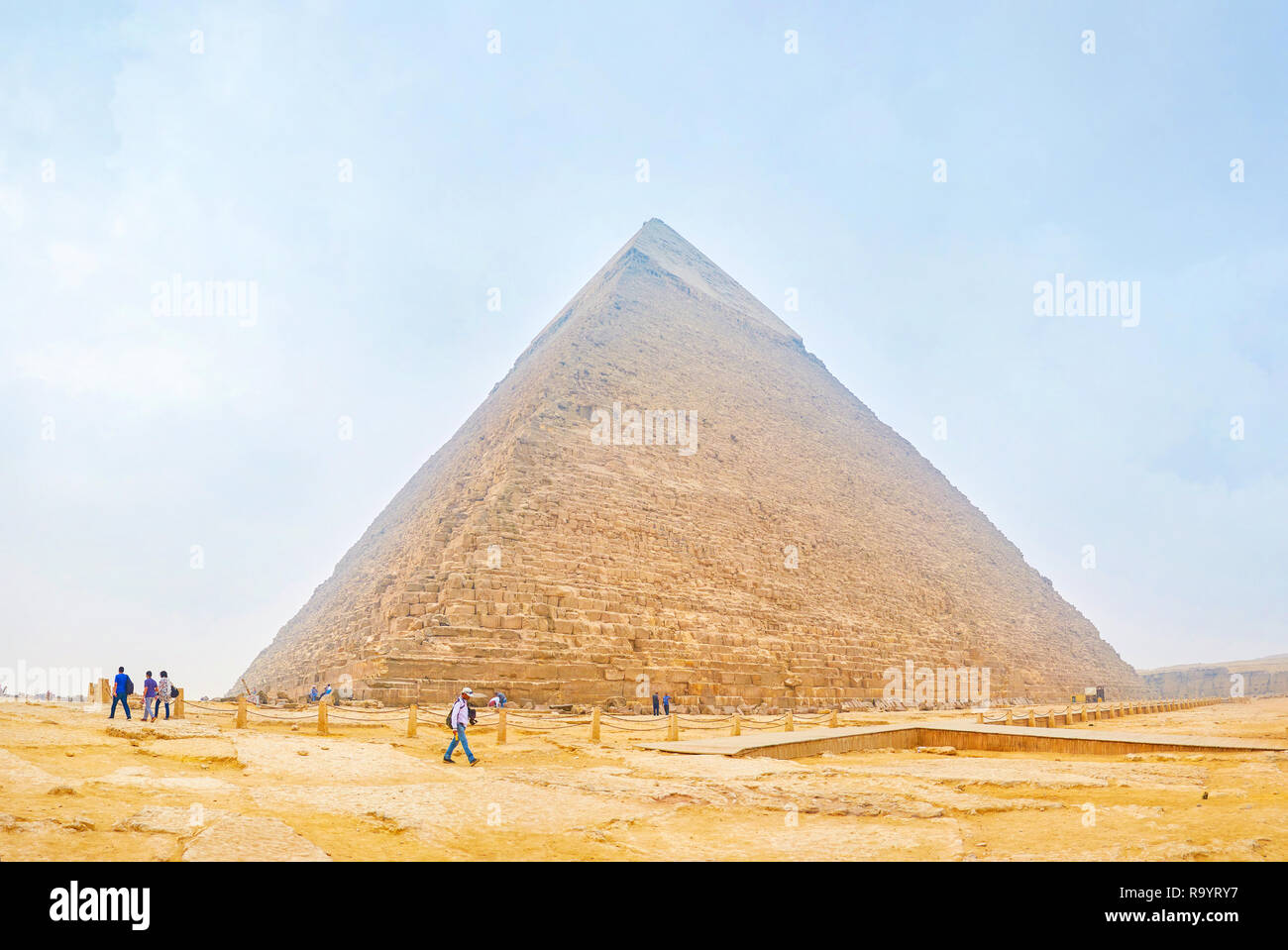 GIZA, EGYPTE - le 20 décembre 2017 : Giza complexe est le plus visités en Egypte, et le plus rempli de vendeurs, qui marche à travers la zone looki Banque D'Images