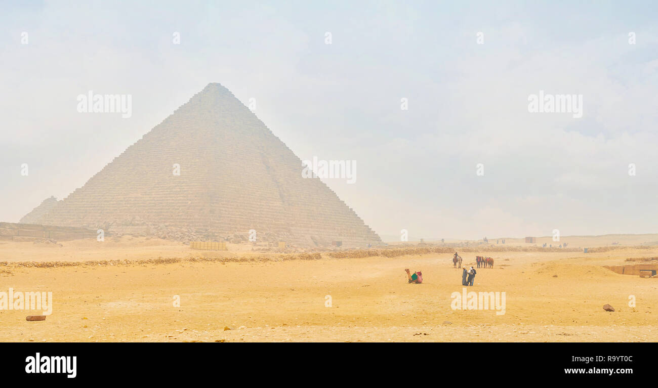 GIZA, EGYPTE - le 20 décembre 2017 : Le grand complexe archéologique de Giza en hiver brouillard poussiéreux, le 20 décembre à Giza Banque D'Images